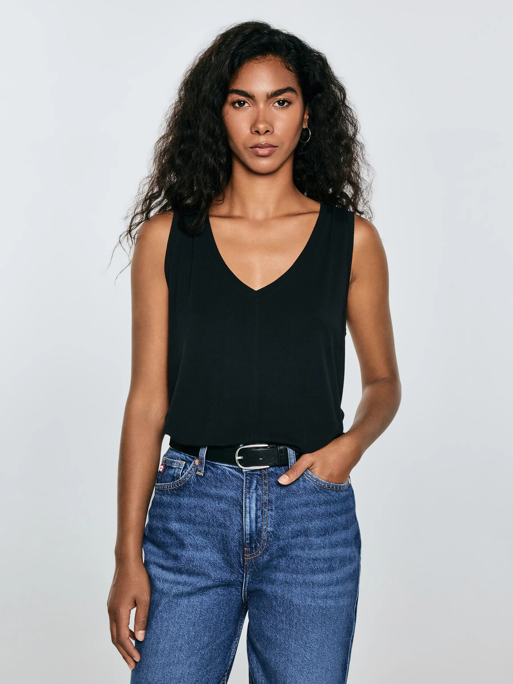 Koszulka damska na ramiączkach z wiskozy czarna Pistima 906