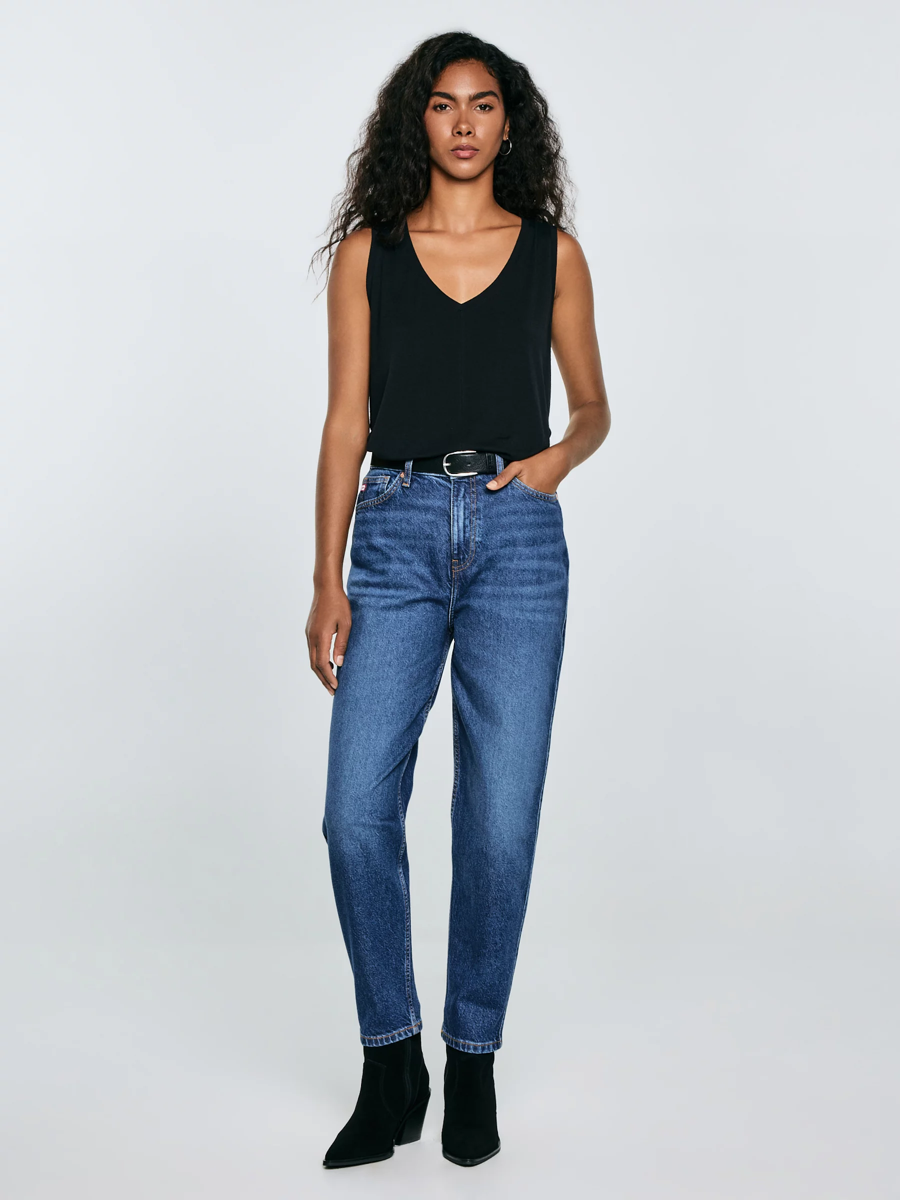 Koszulka damska na ramiączkach z wiskozy czarna Pistima 906