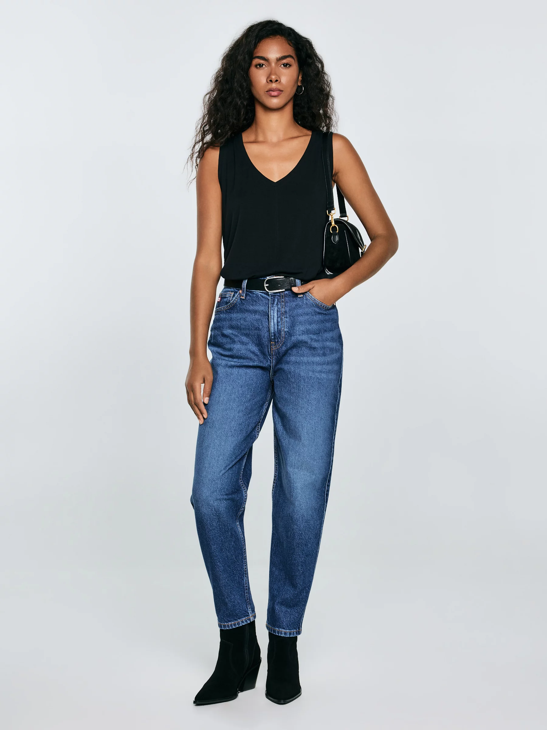 Koszulka damska na ramiączkach z wiskozy czarna Pistima 906