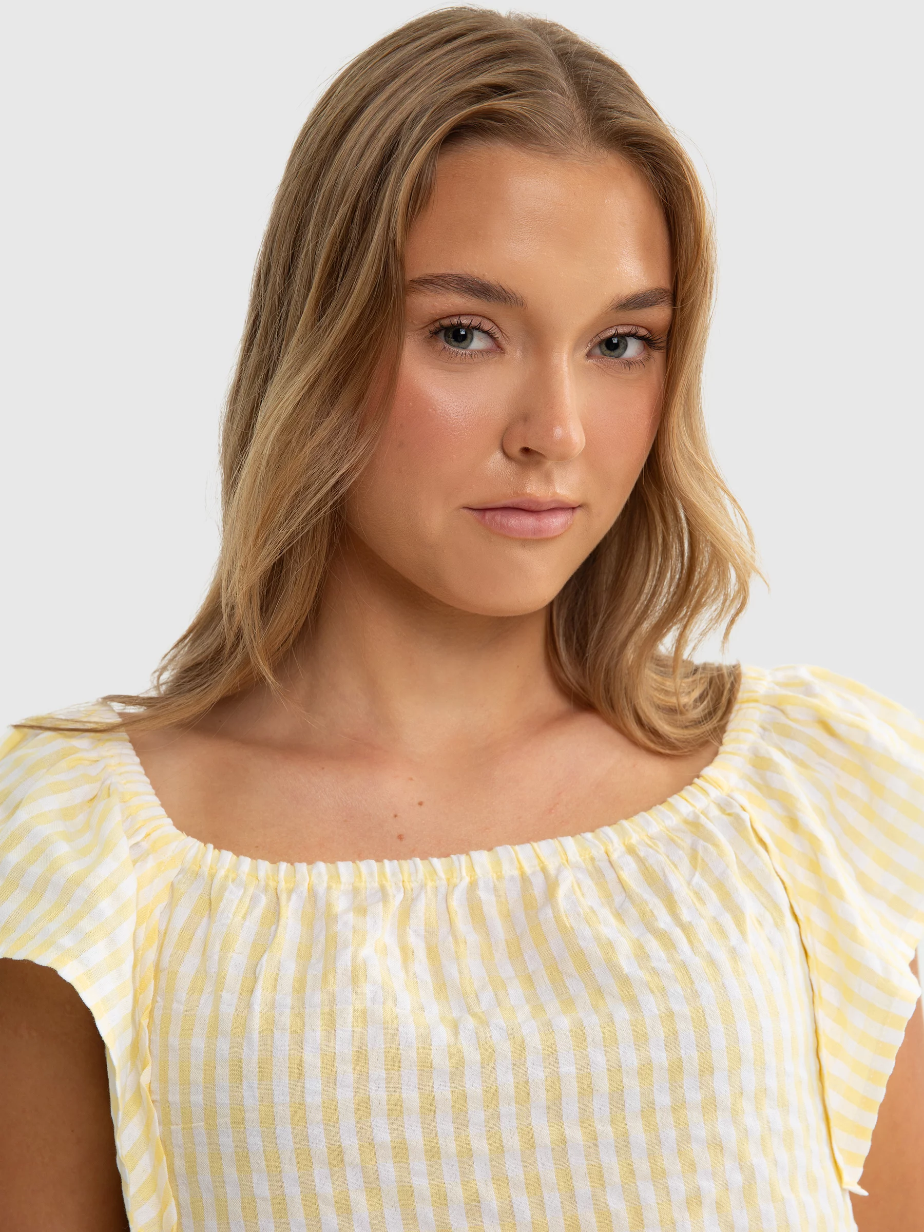 Bluzka dziewczęca ze strukturalnej tkaniny w kratkę żółta Kinga 200