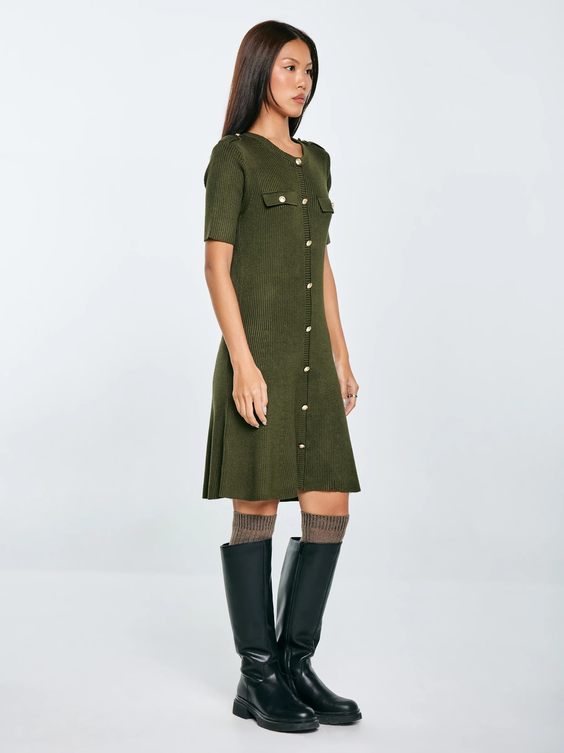 Sukienka damska mini z wiskozy z ozdobnymi guzikami khaki Dilara 303