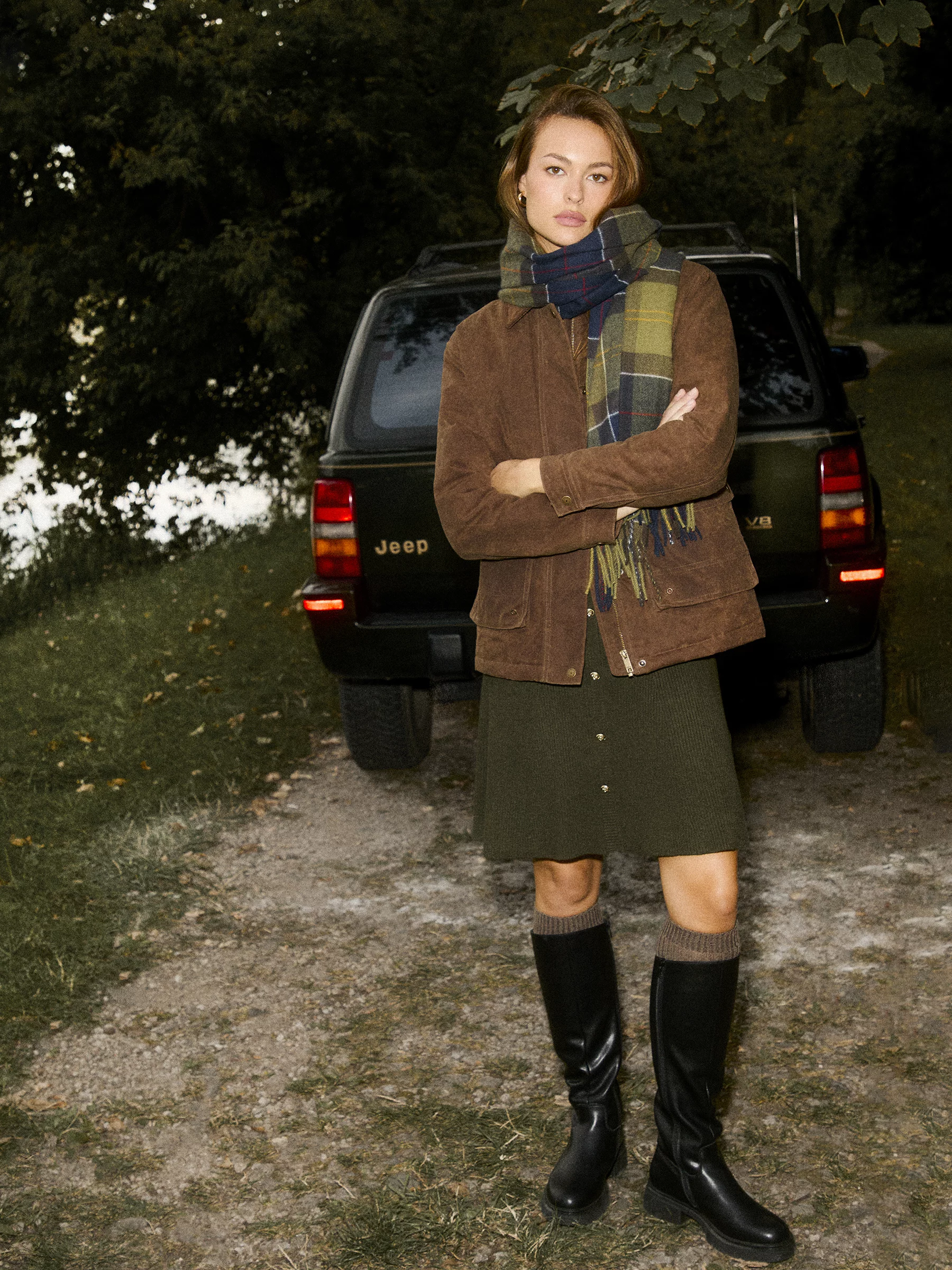 Sukienka damska mini z wiskozy z ozdobnymi guzikami khaki Dilara 303