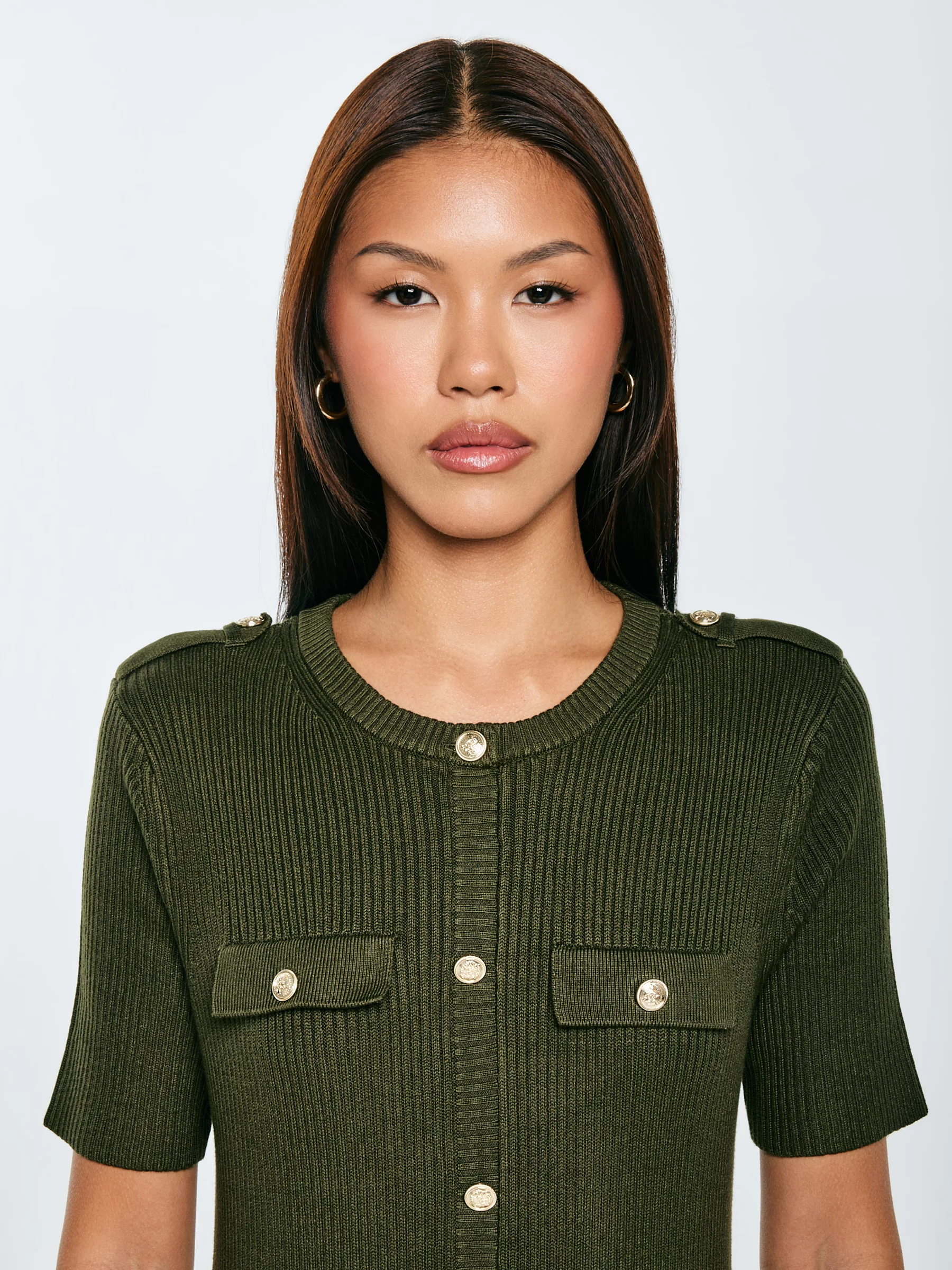 Sukienka damska mini z wiskozy z ozdobnymi guzikami khaki Dilara 303