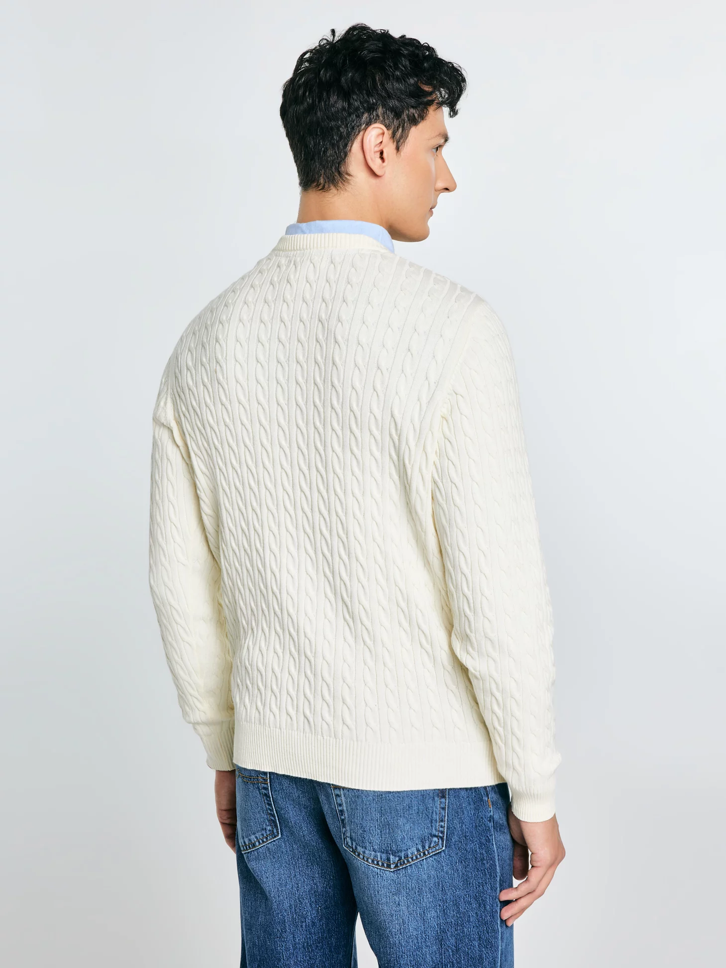 Sweter męski ze splotem warkoczowym i haftem kremowy Niser 100