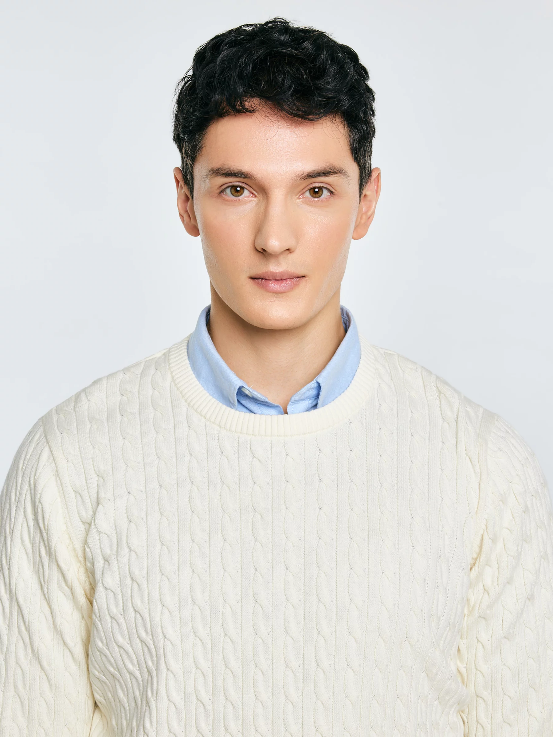 Sweter męski ze splotem warkoczowym i haftem kremowy Niser 100