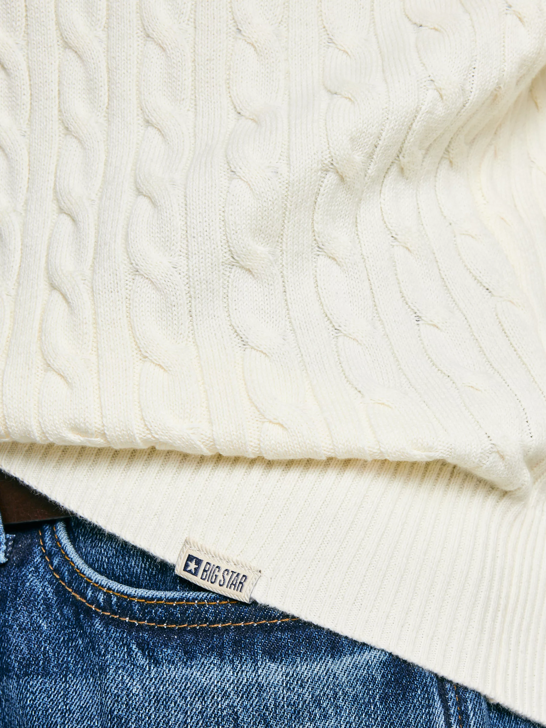 Sweter męski ze splotem warkoczowym i haftem kremowy Niser 100