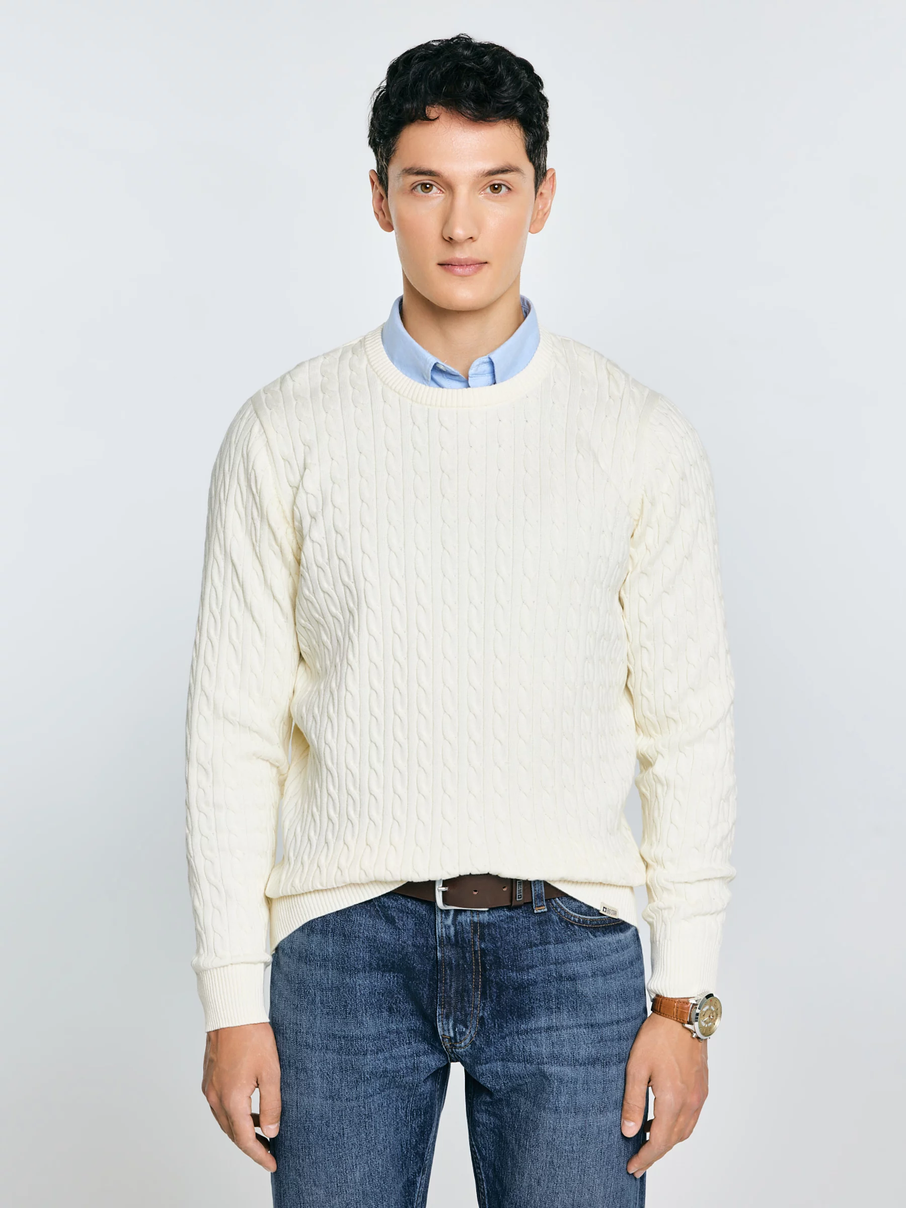 Sweter męski ze splotem warkoczowym i haftem kremowy Niser 100