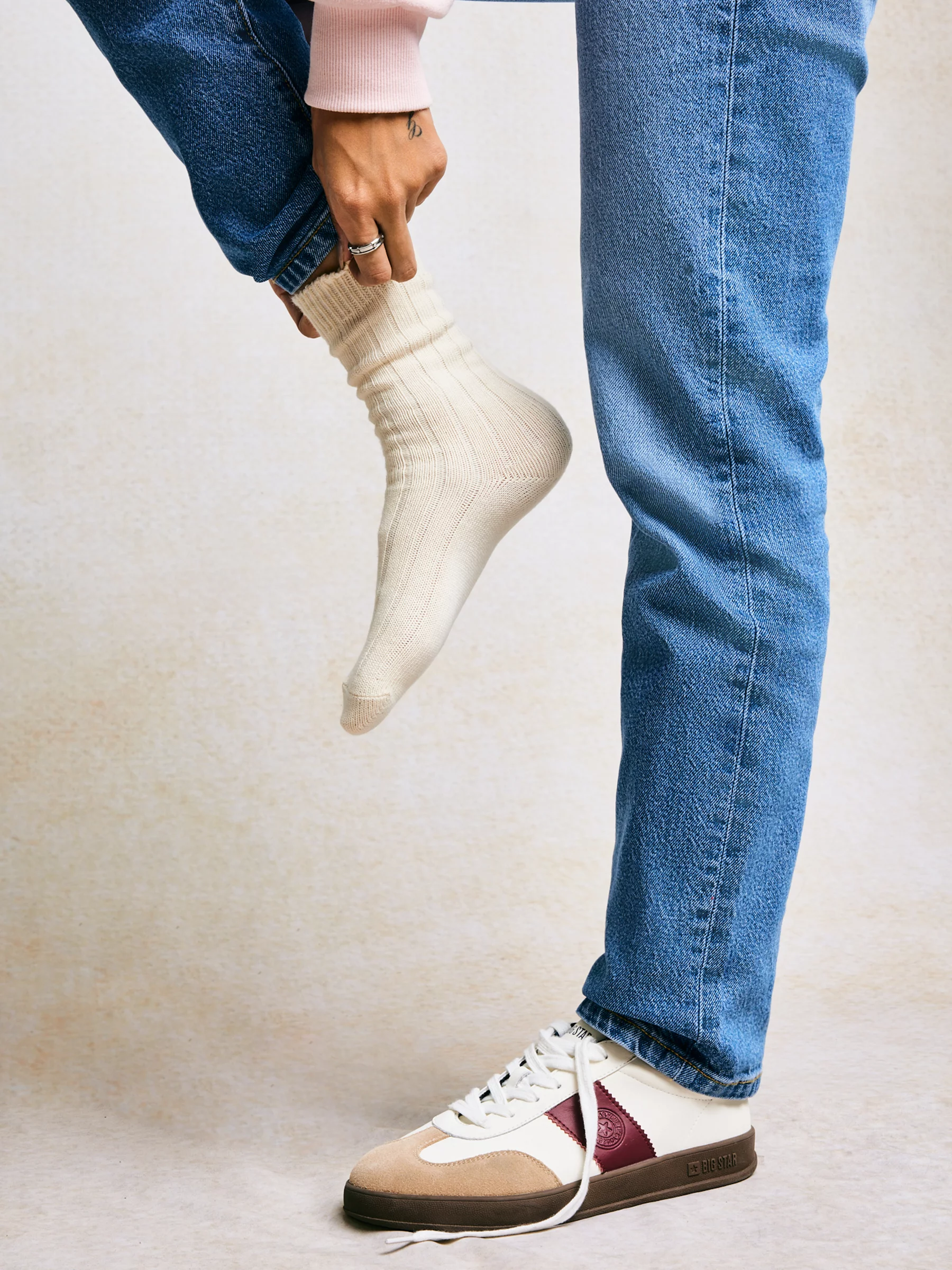 Skarpety damskie długie w prążek kremowy Doti 102