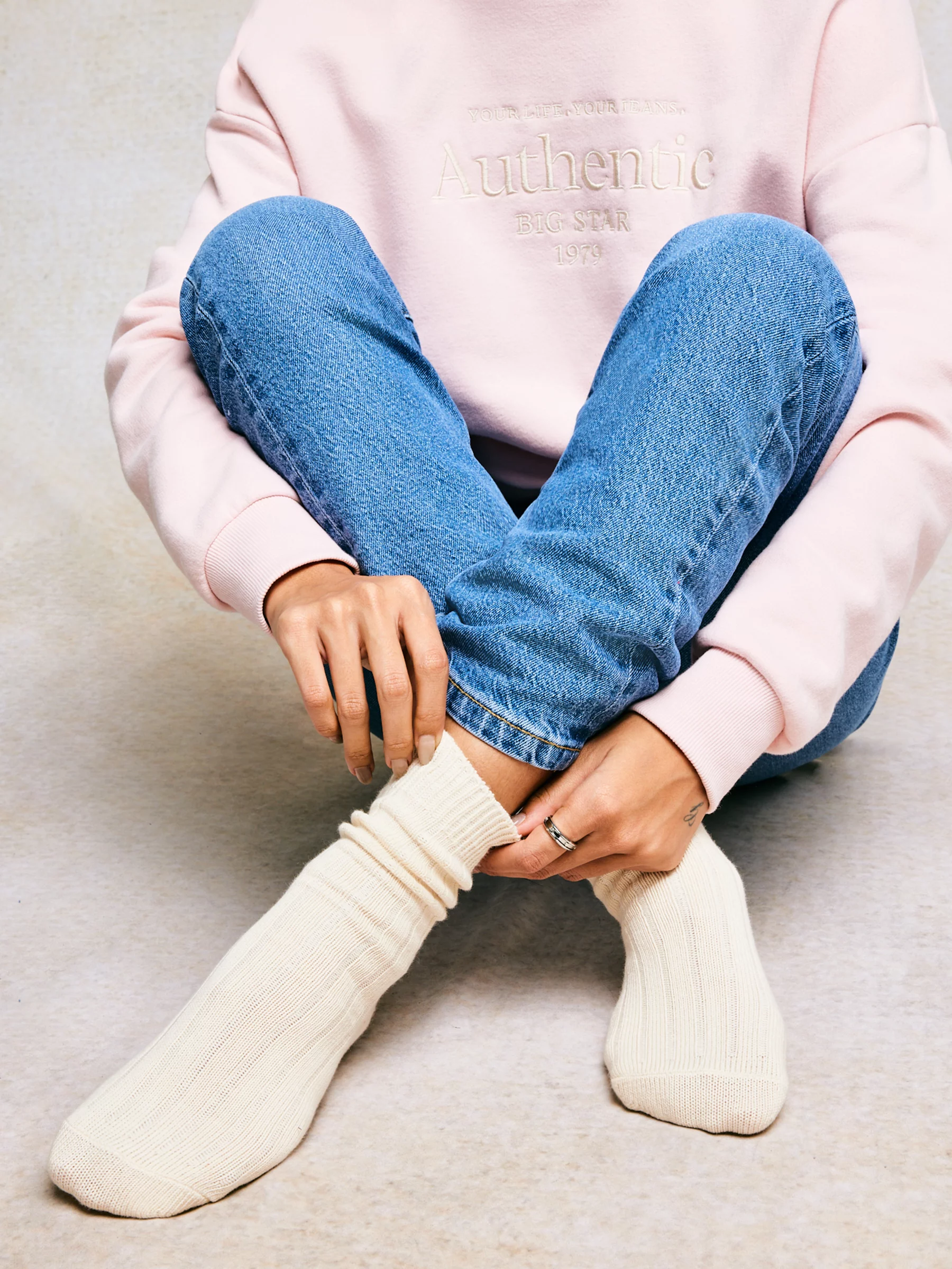 Skarpety damskie długie w prążek kremowy Doti 102