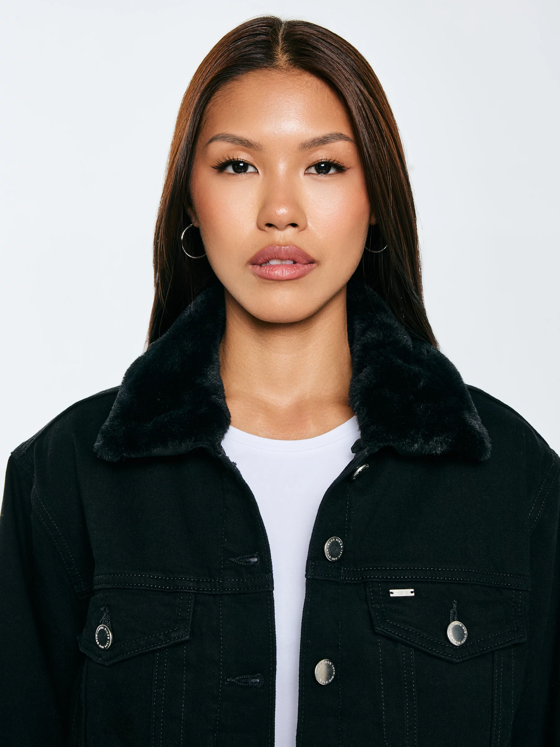 Kurtka damska jeansowa z futerkowym kołnierzem czarna Ramona 936