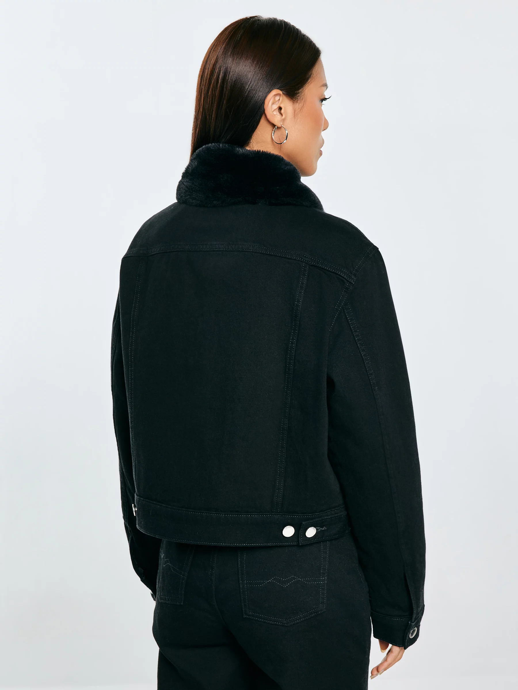 Kurtka damska jeansowa z futerkowym kołnierzem czarna Ramona 936