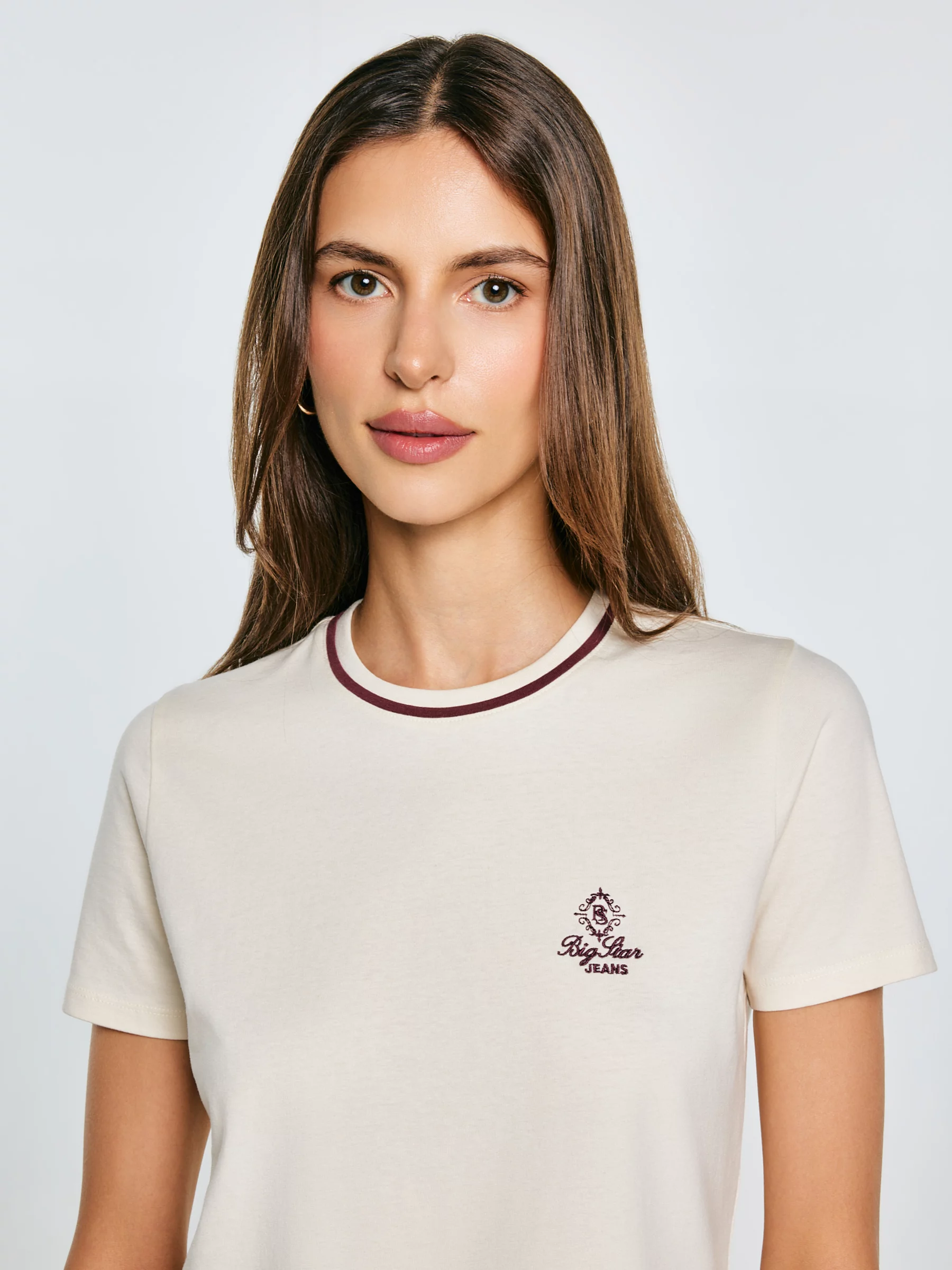 Koszulka damska z haftem na piersi kremowa Lemorse 103