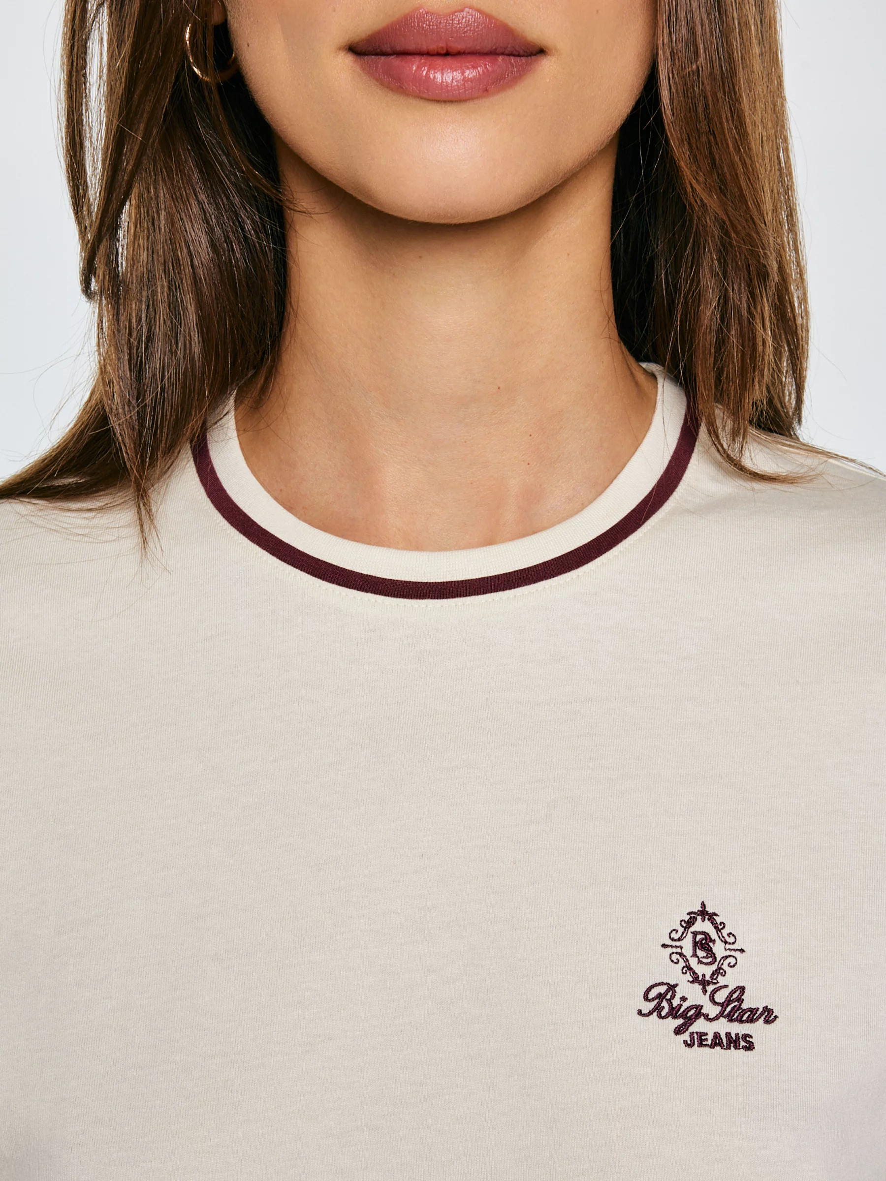 Koszulka damska z haftem na piersi kremowa Lemorse 103