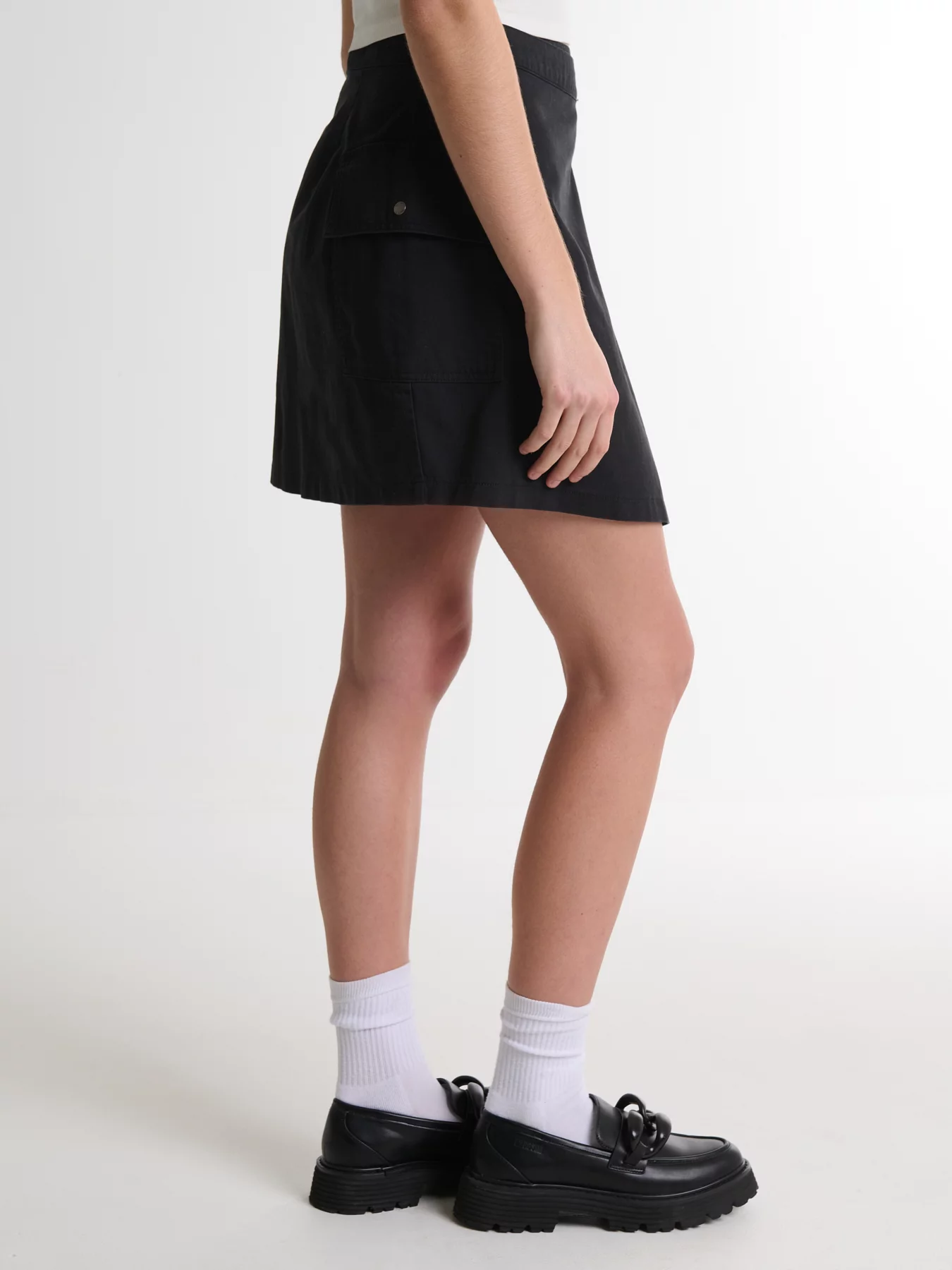 Spódnica damska mini na zakładkę z kieszeniami czarna Brunilda 906