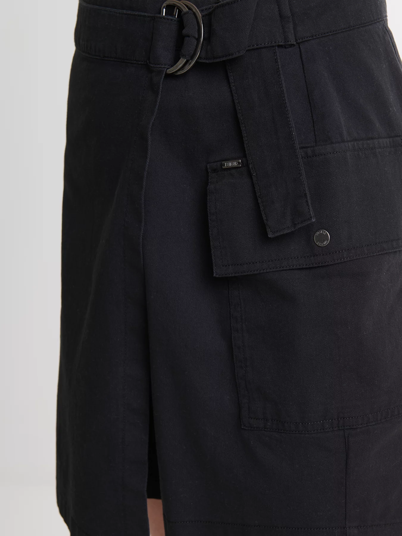 Spódnica damska mini na zakładkę z kieszeniami czarna Brunilda 906