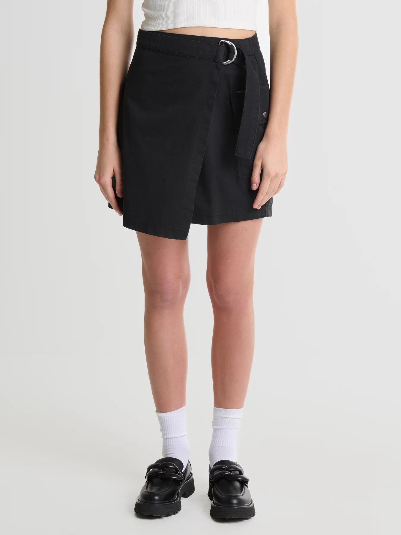 Spódnica damska mini na zakładkę z kieszeniami czarna Brunilda 906