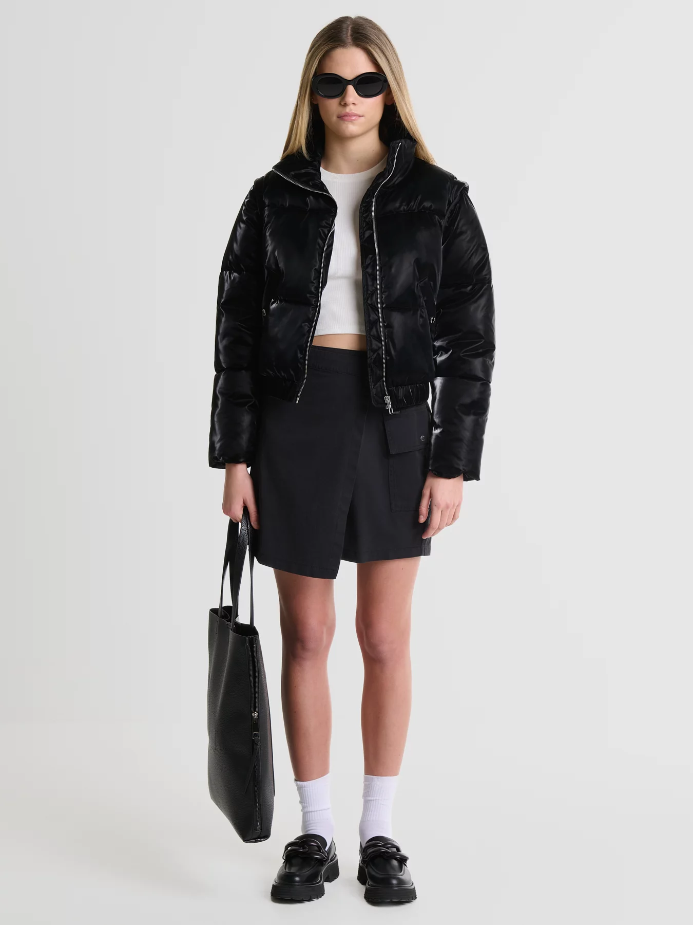 Spódnica damska mini na zakładkę z kieszeniami czarna Brunilda 906