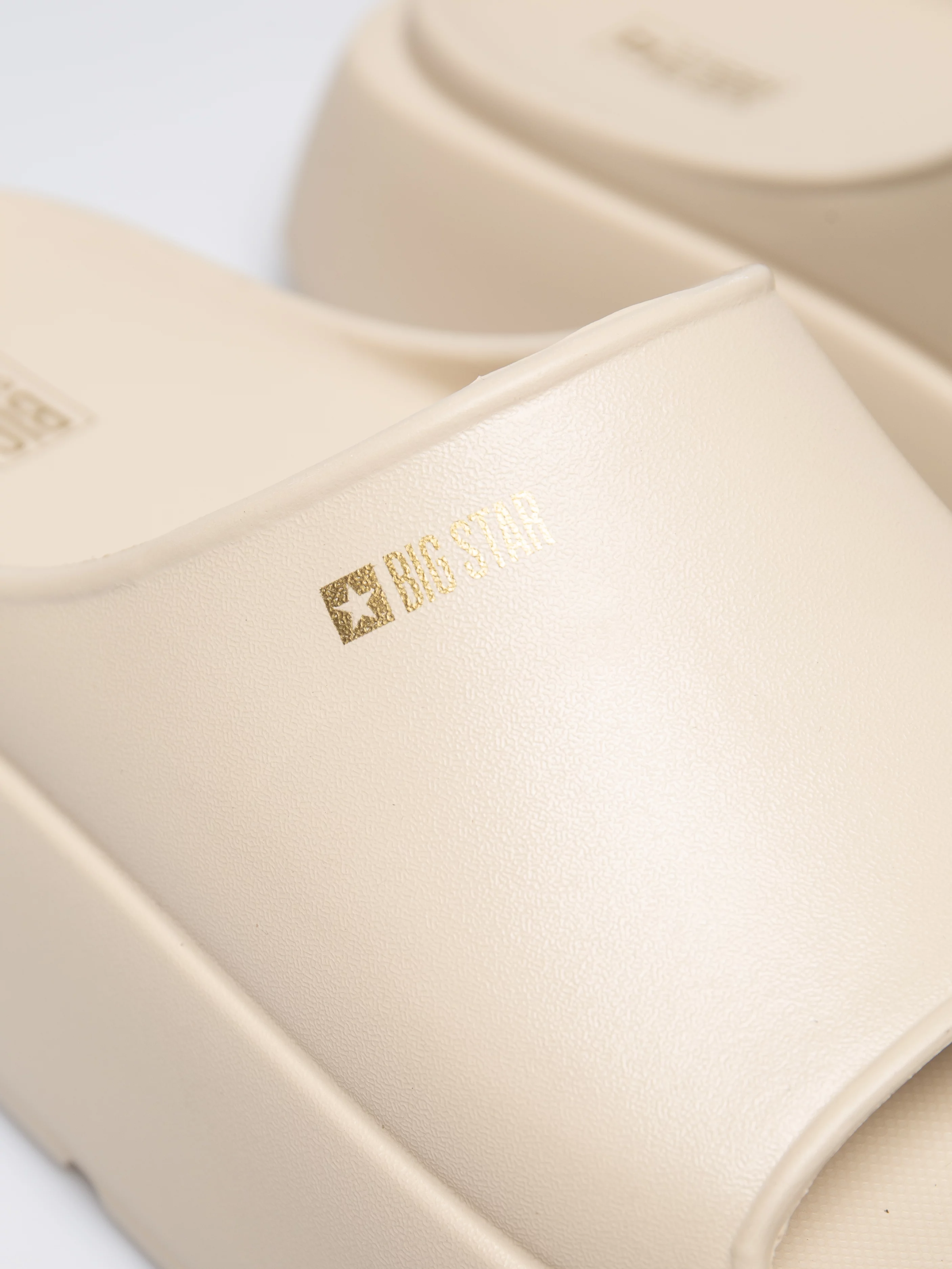 Klapki damskie na podwyższonej podeszwie beżowe RR274A569 801