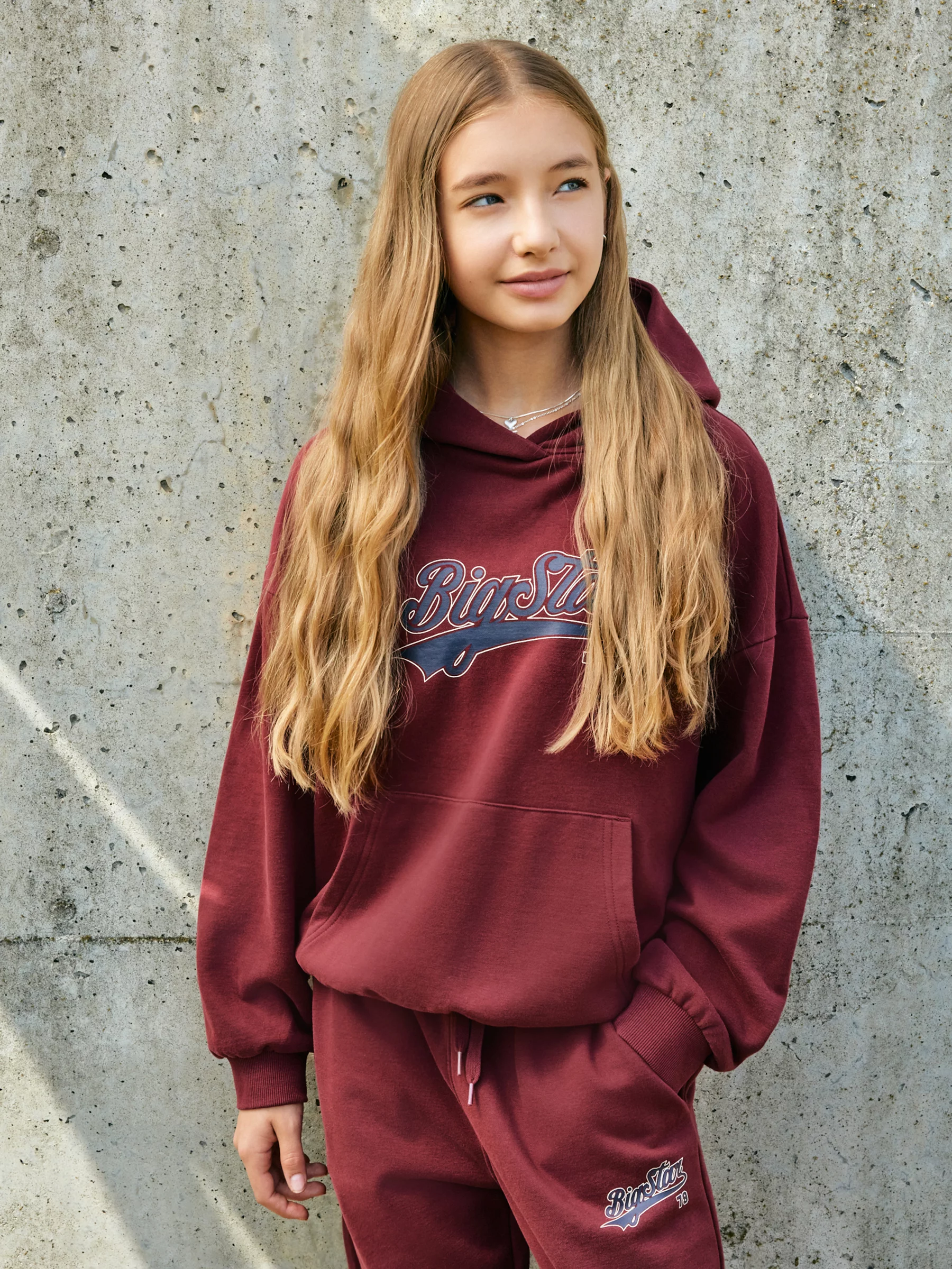 Bluza dziewczęca z kapturem z nadrukiem bordowa Rubilia 604