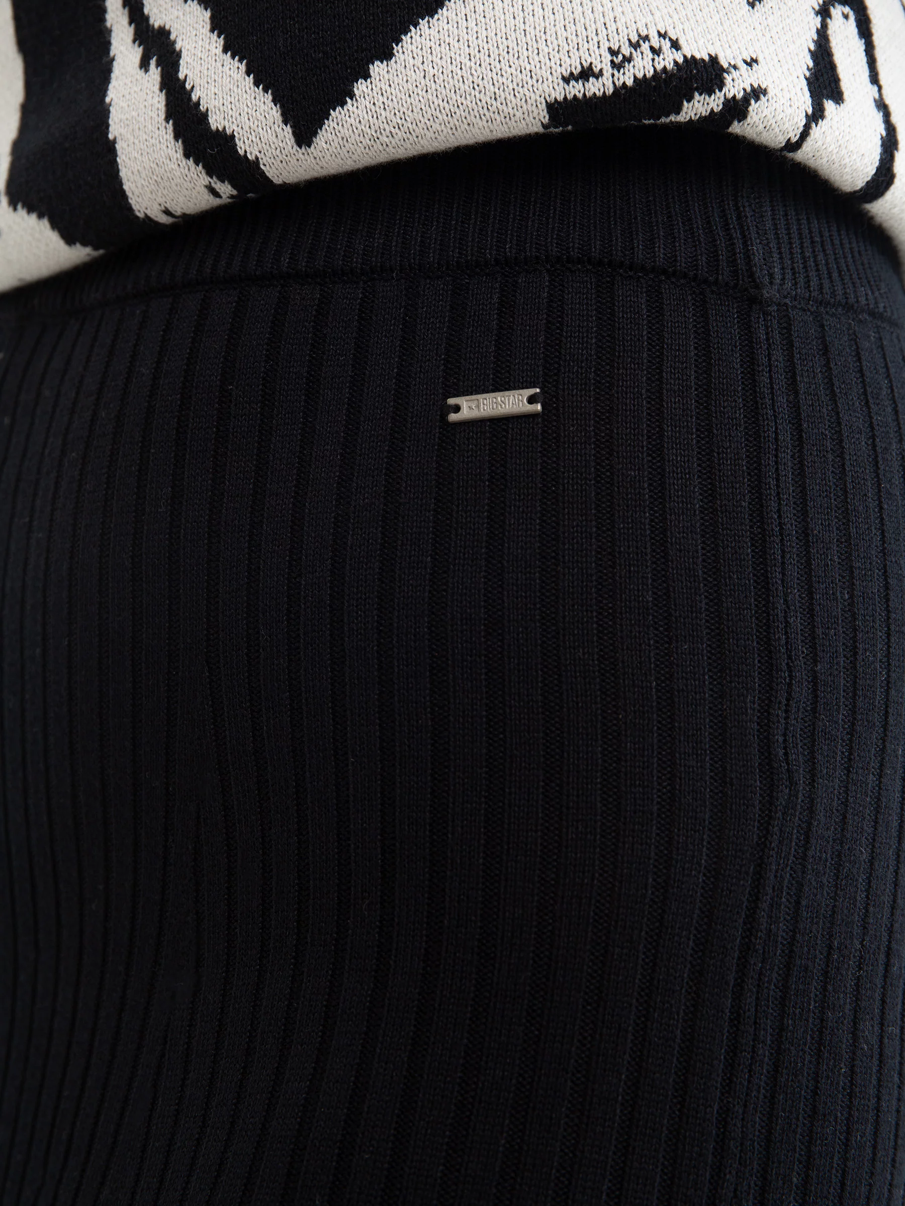 Spódnica damska midi z wiskozy w prążek czarna Zizalia 906