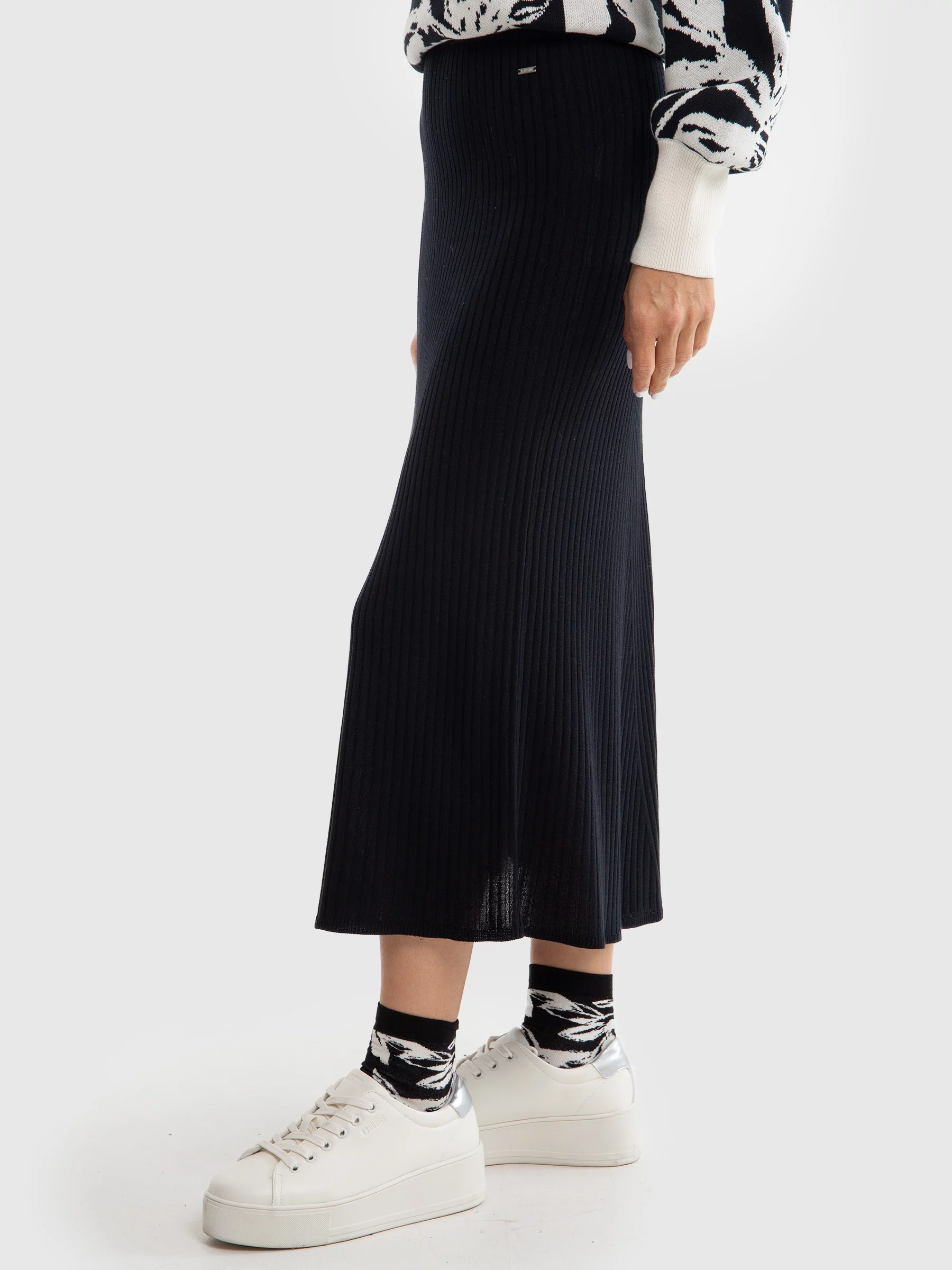 Spódnica damska midi z wiskozy w prążek czarna Zizalia 906