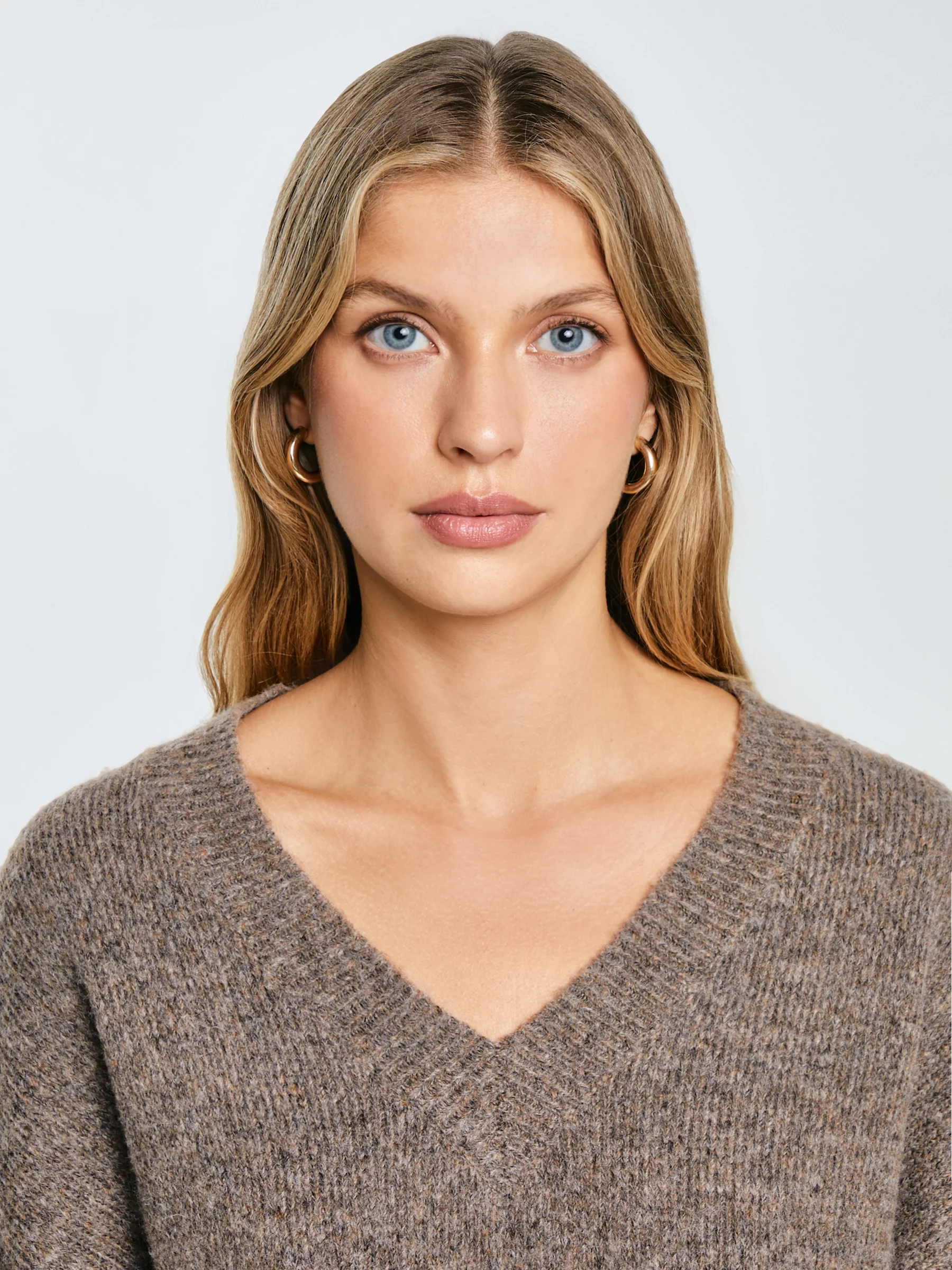 Sweter damski v-neck oversize z dodatkiem wełny brązowy Violina 804