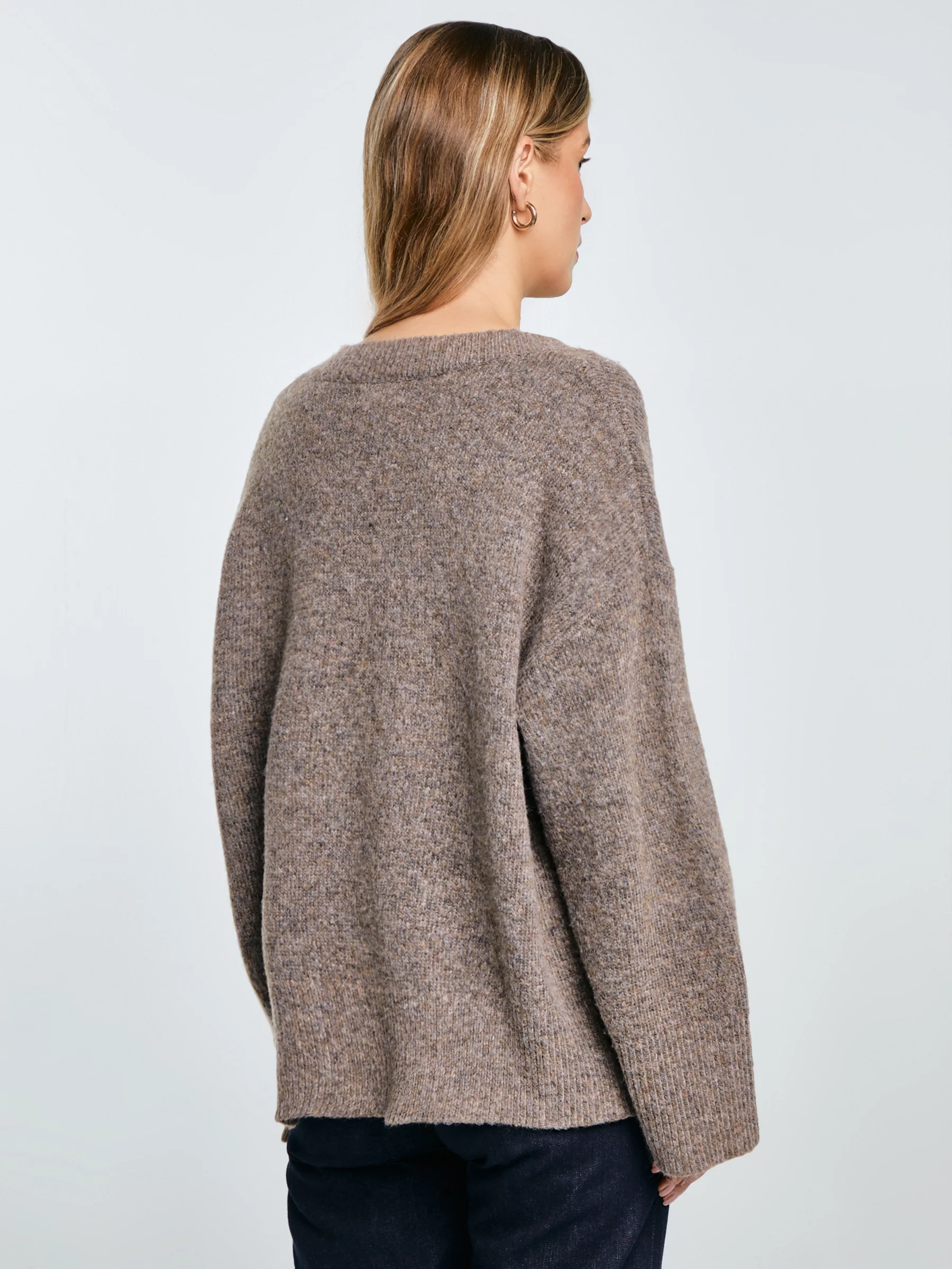 Sweter damski v-neck oversize z dodatkiem wełny brązowy Violina 804