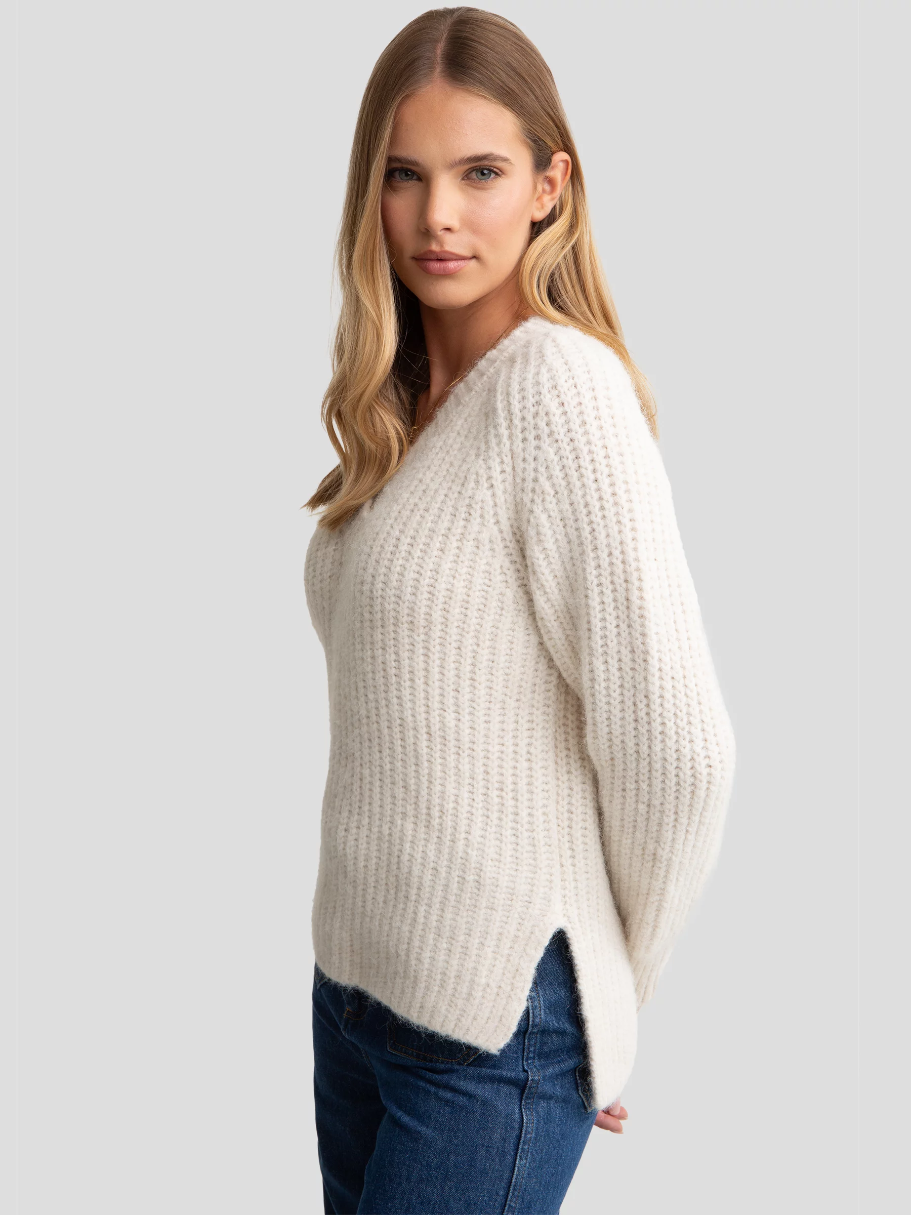 Sweter damski z dekoltem v-neck perłowy Mayamiya 103