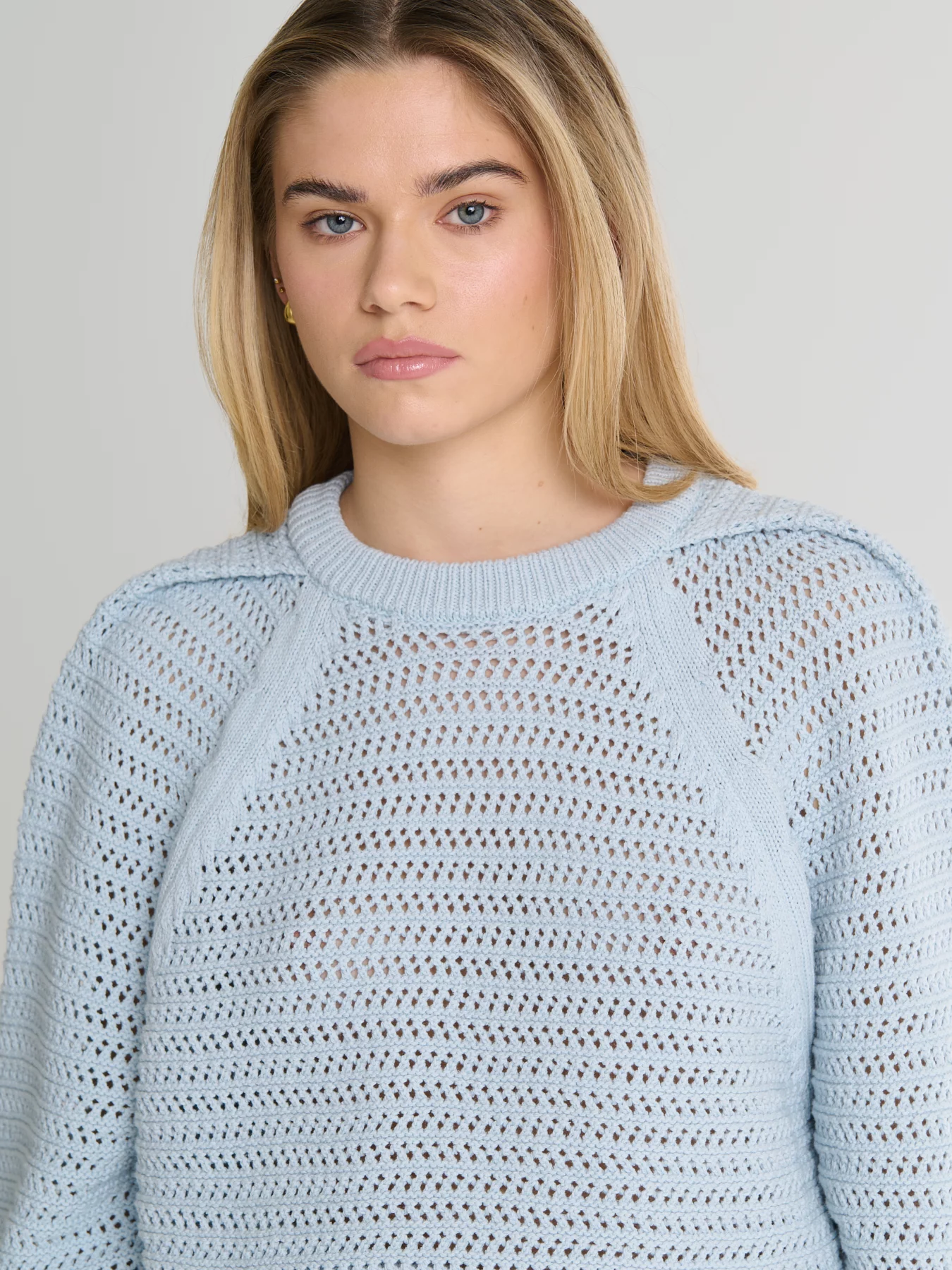 Sweter damski o ażurowym splocie błękitny Funia 400