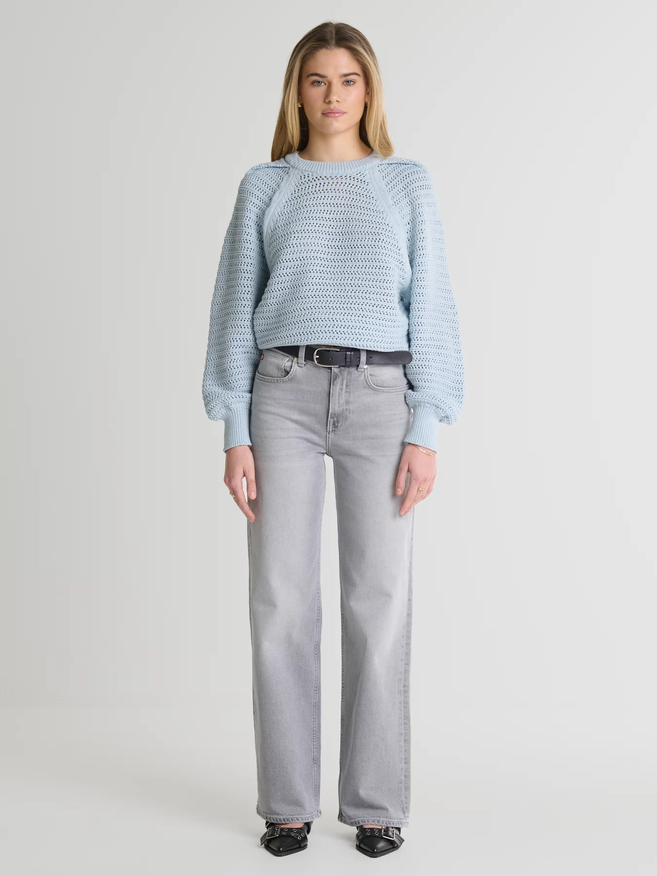 Sweter damski o ażurowym splocie błękitny Funia 400