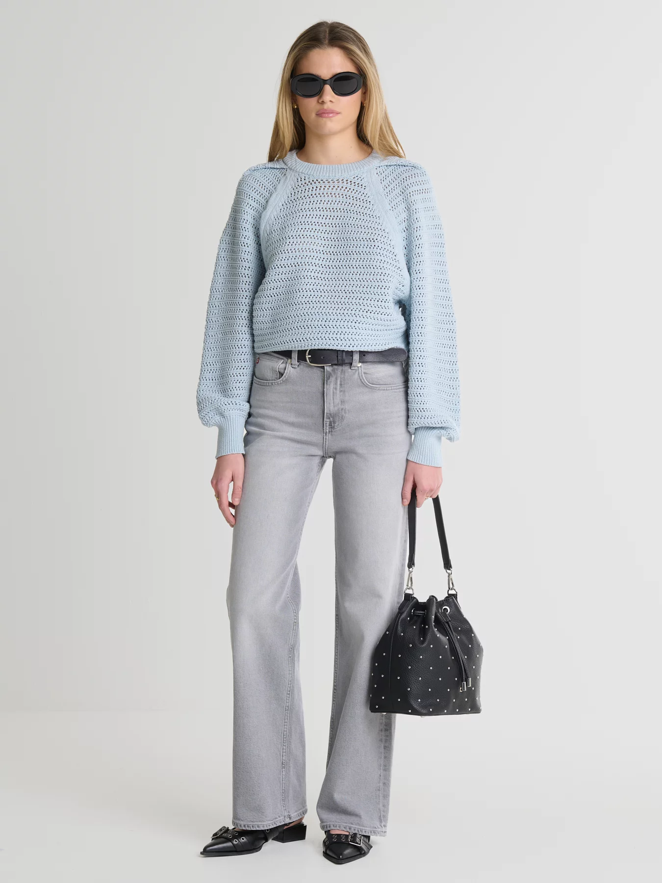 Sweter damski o ażurowym splocie błękitny Funia 400