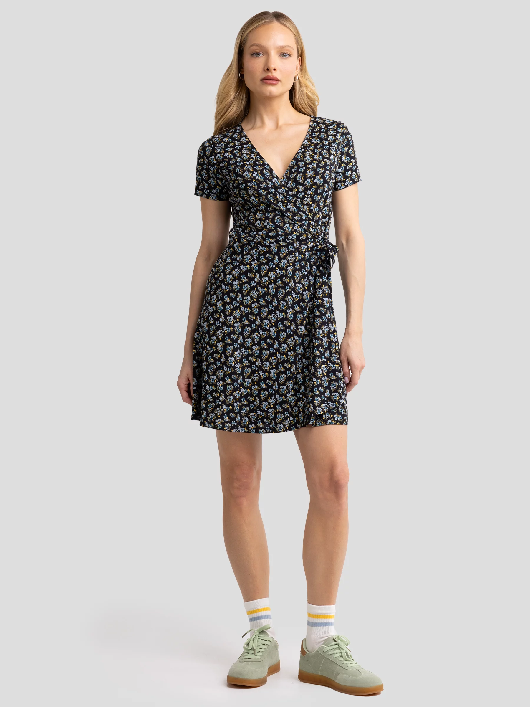 Sukienka damska mini kopertowa z motywem kwiatowym czarna Rihatana 906