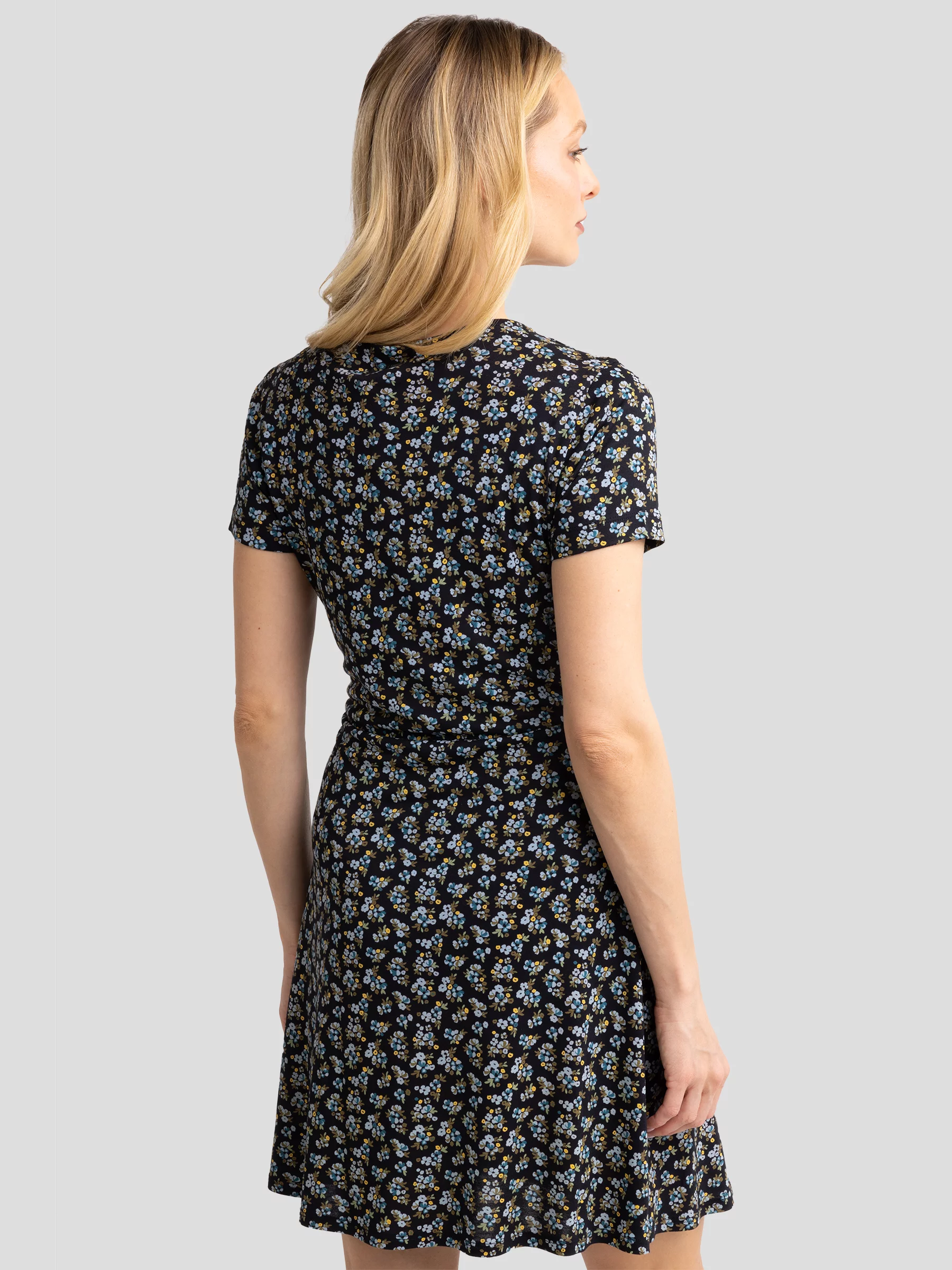 Sukienka damska mini kopertowa z motywem kwiatowym czarna Rihatana 906