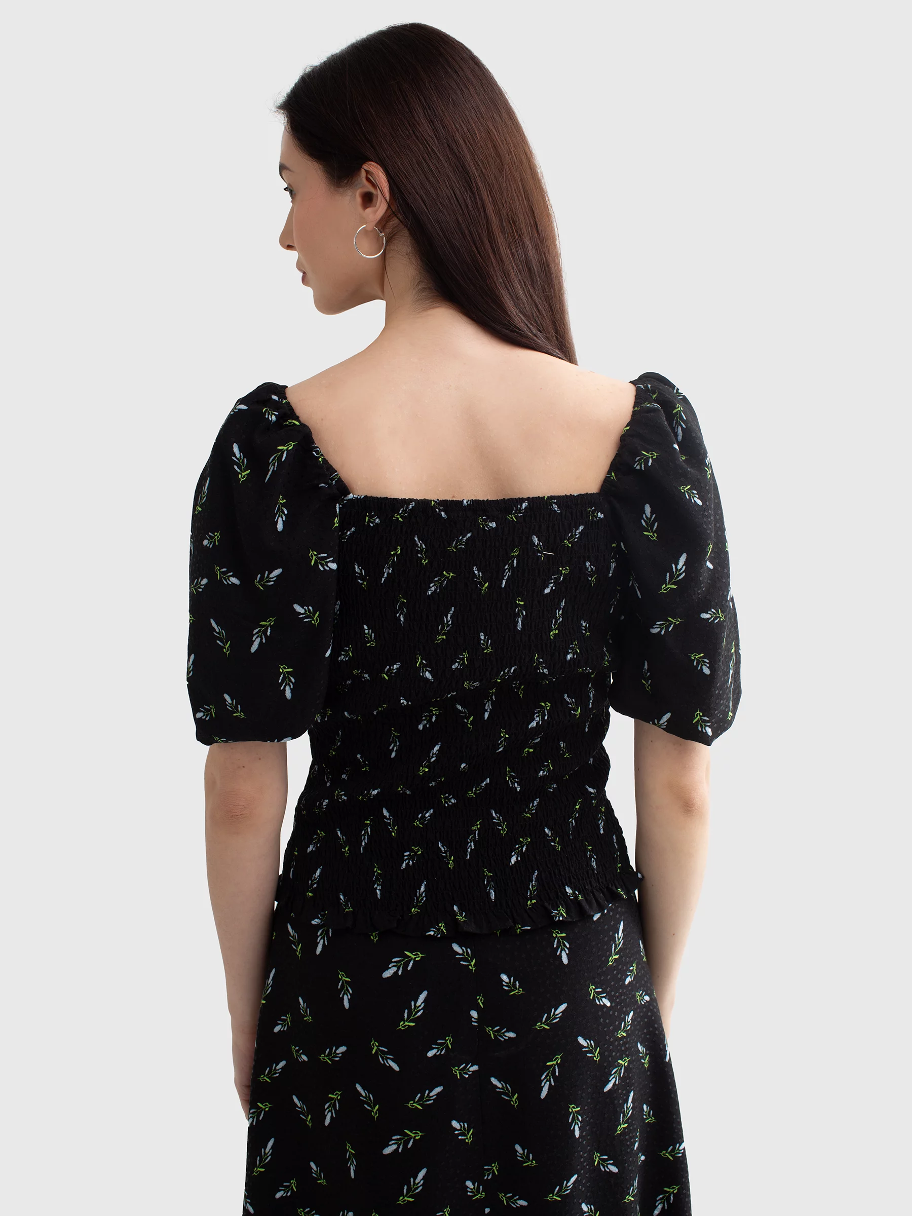 Bluzka damska z wiskozy z bufiastymi rękawami czarna Onega 906