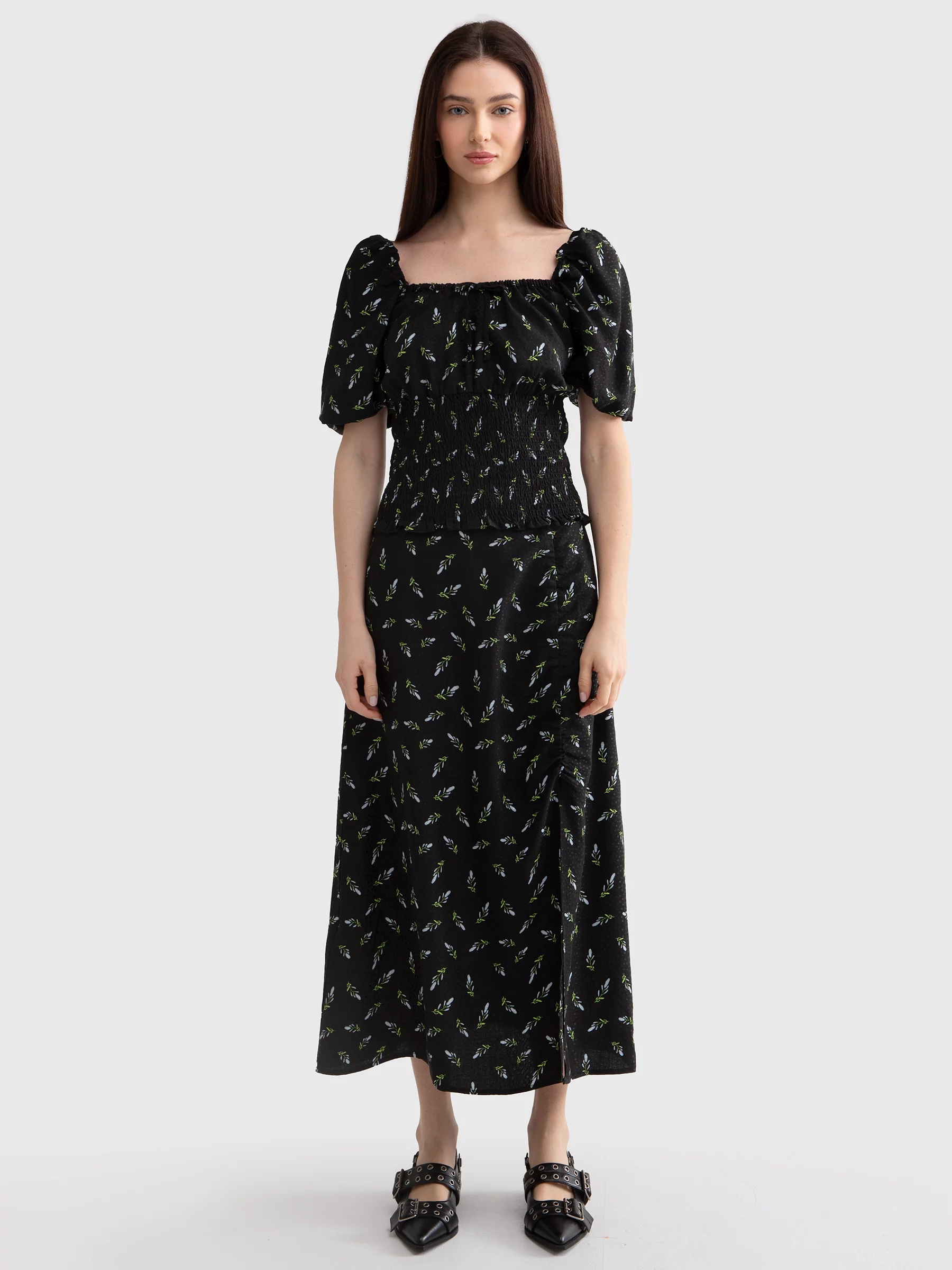 Bluzka damska z wiskozy z bufiastymi rękawami czarna Onega 906