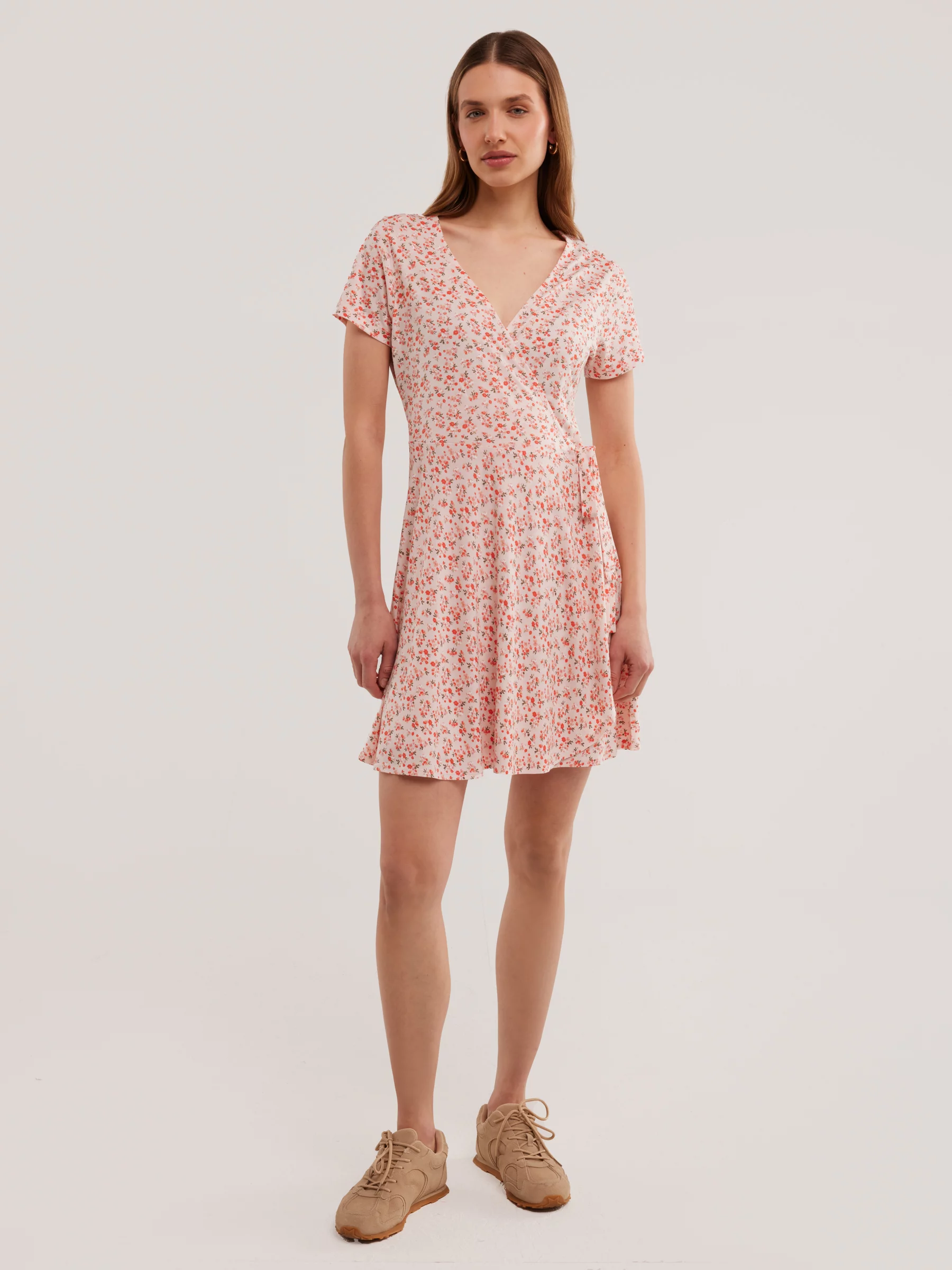 Sukienka damska mini kopertowa z motywem kwiatowym różowa Rihatana 601