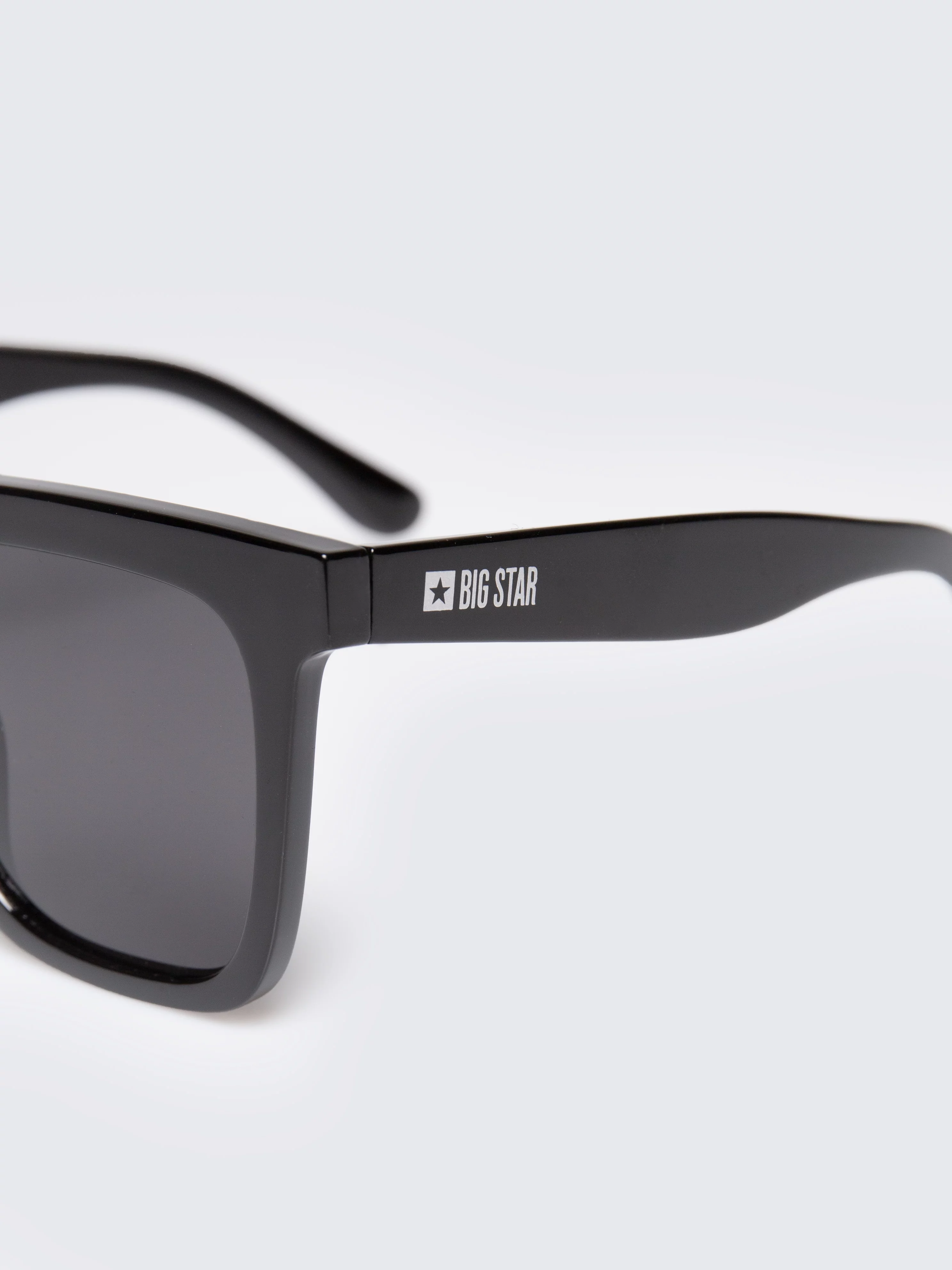 Okulary przeciwsłoneczne damskie czarne Mili 906