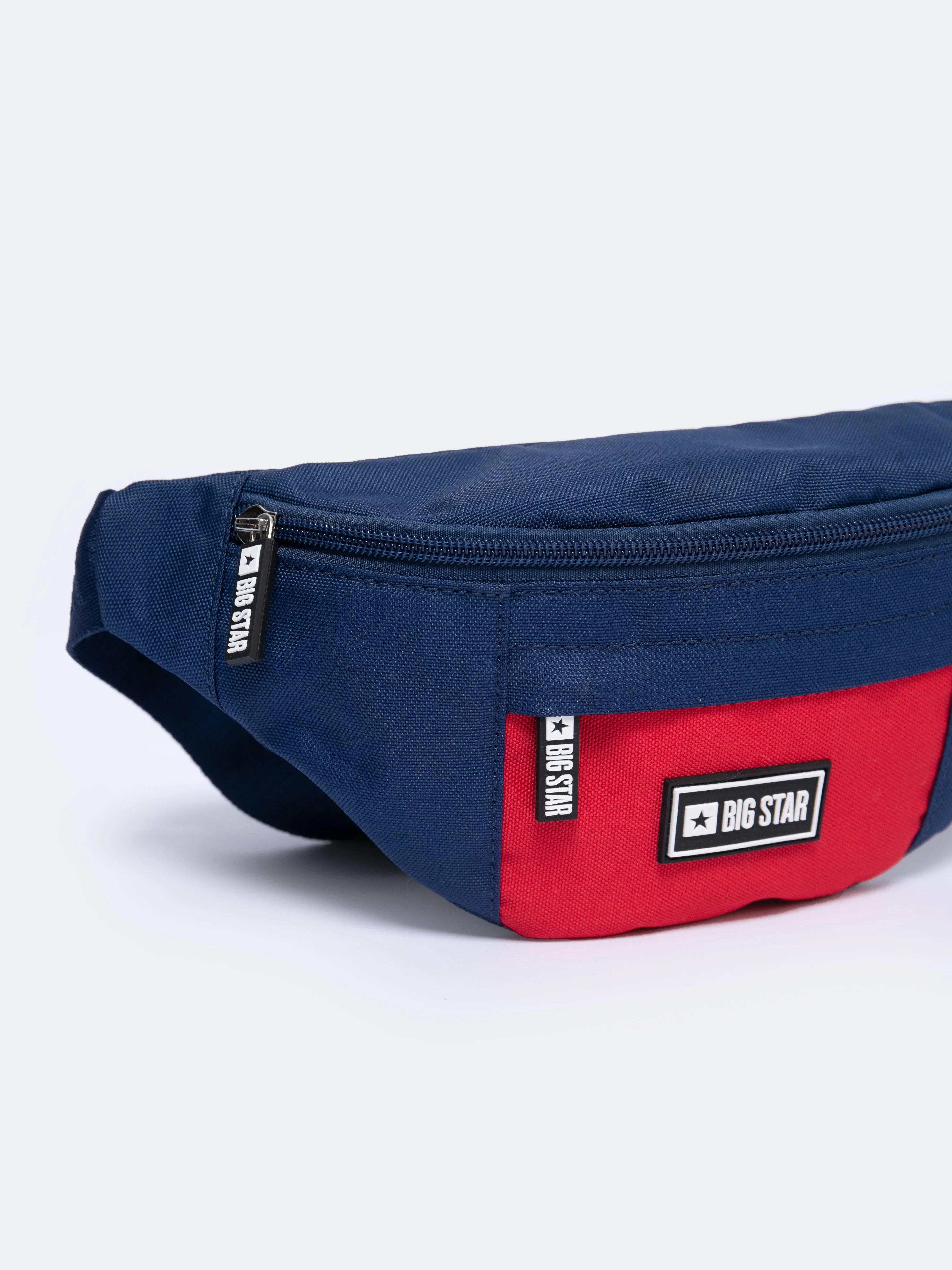 Saszetka męska typu nerka z czerwoną kieszonką na froncie granatowa Kralen 403