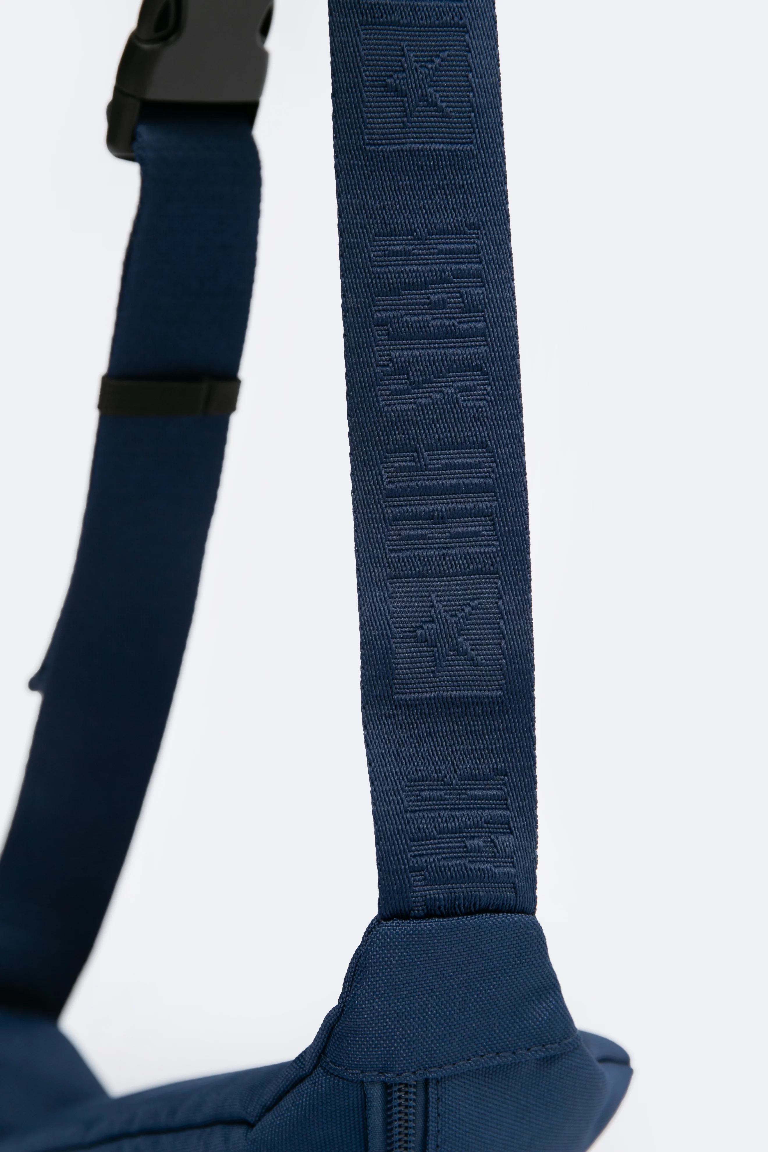 Saszetka męska typu nerka z czerwoną kieszonką na froncie granatowa Kralen 403