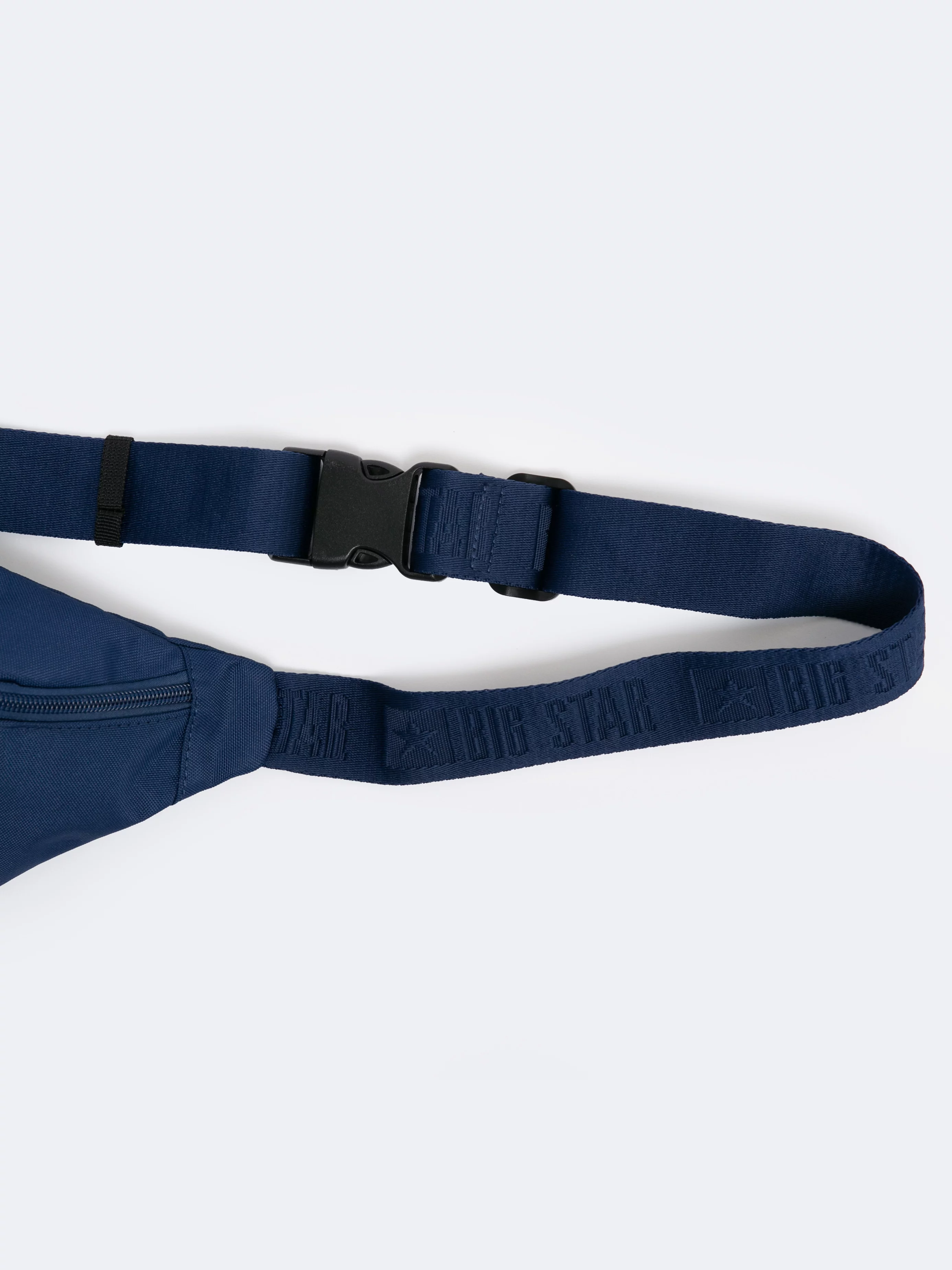 Saszetka męska typu nerka z czerwoną kieszonką na froncie granatowa Kralen 403