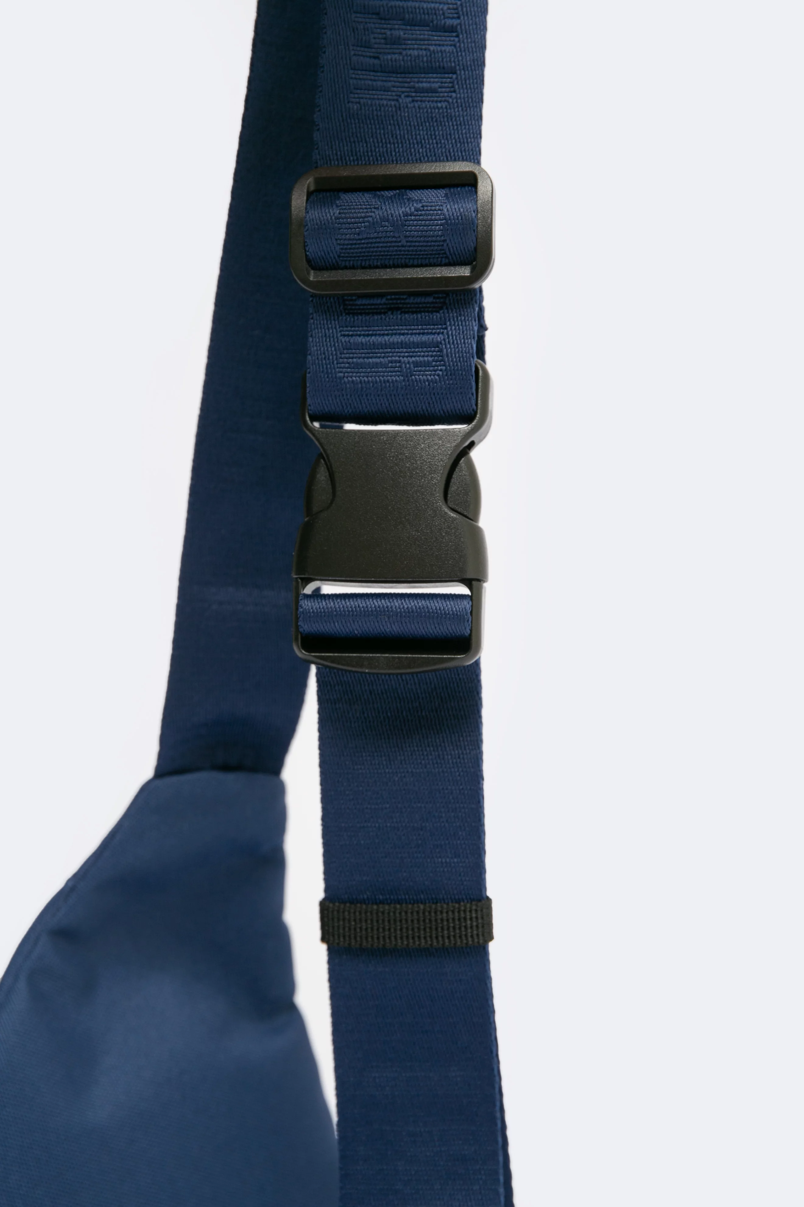 Saszetka męska typu nerka z czerwoną kieszonką na froncie granatowa Kralen 403