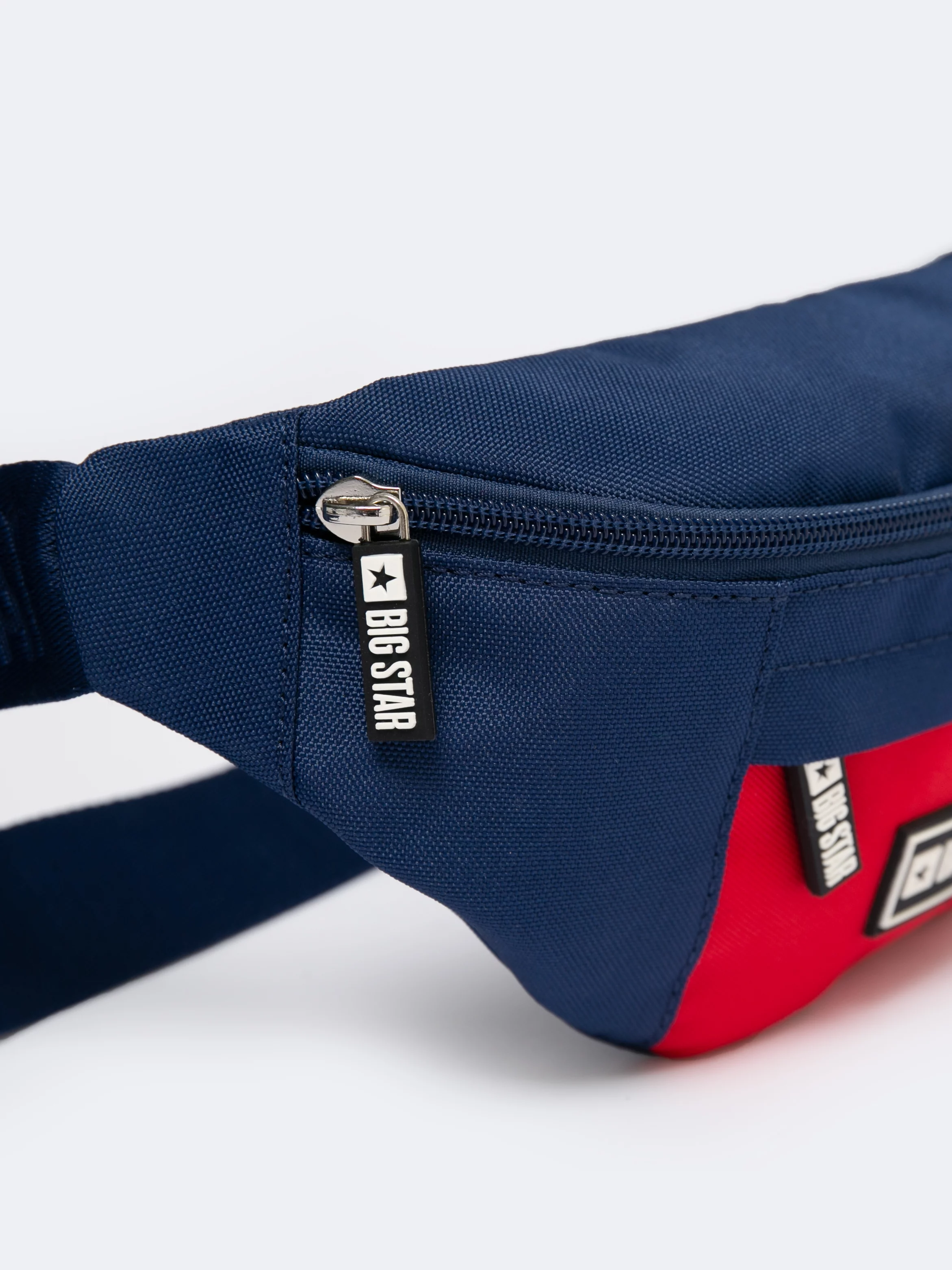 Saszetka męska typu nerka z czerwoną kieszonką na froncie granatowa Kralen 403