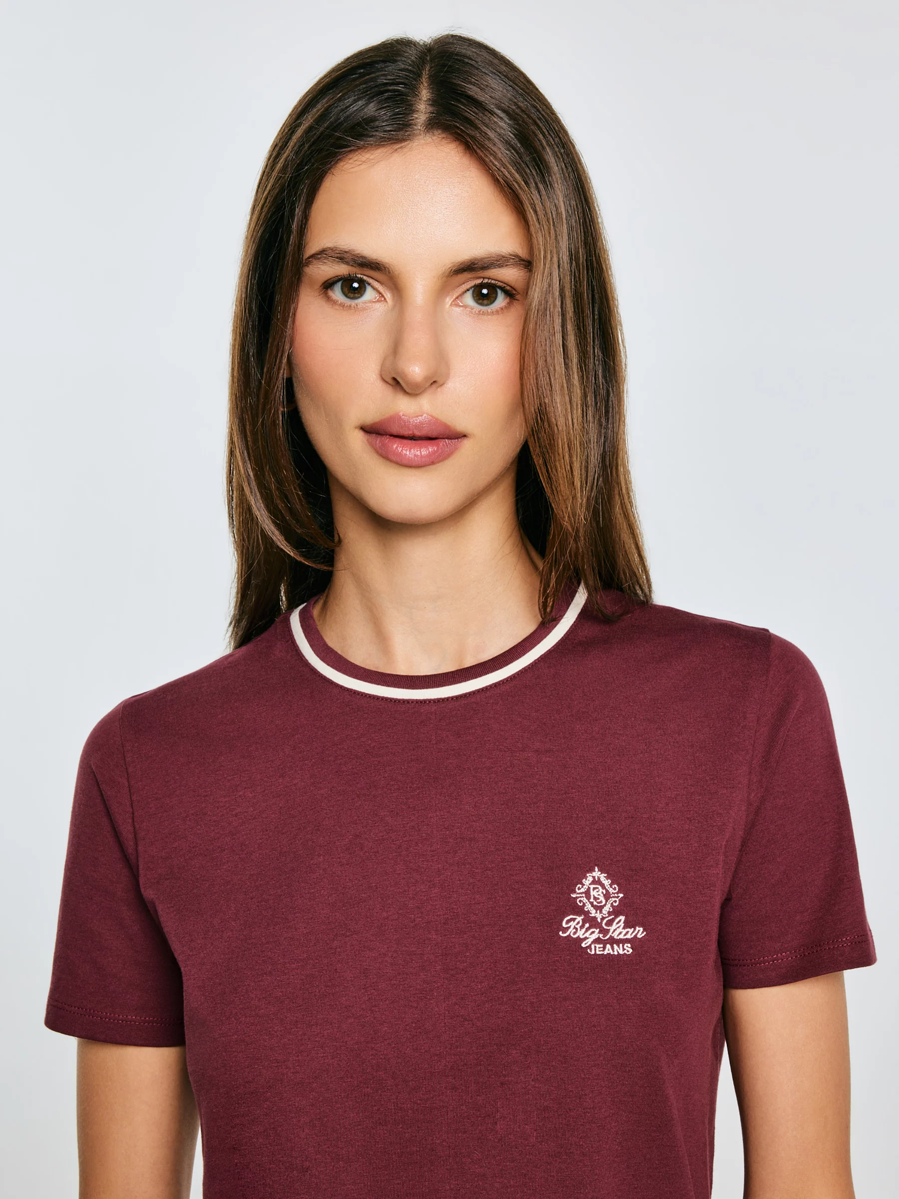 Koszulka damska z haftem na piersi bordowa Lemorse 604