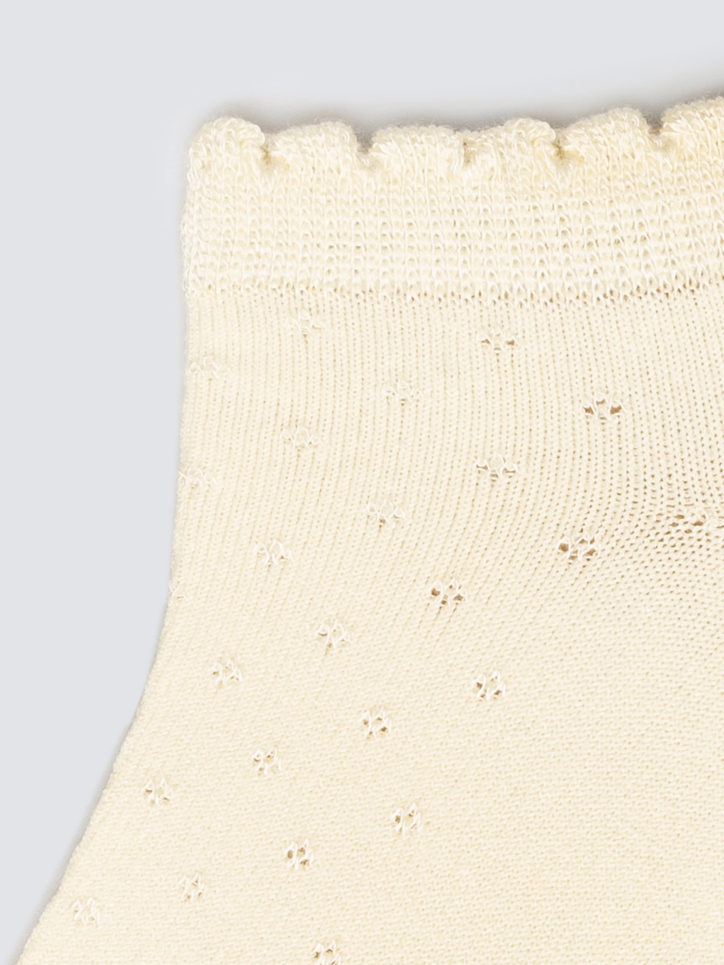 Stopki damskie z ozdobną falbanką z wiskozy białe Casandra 100