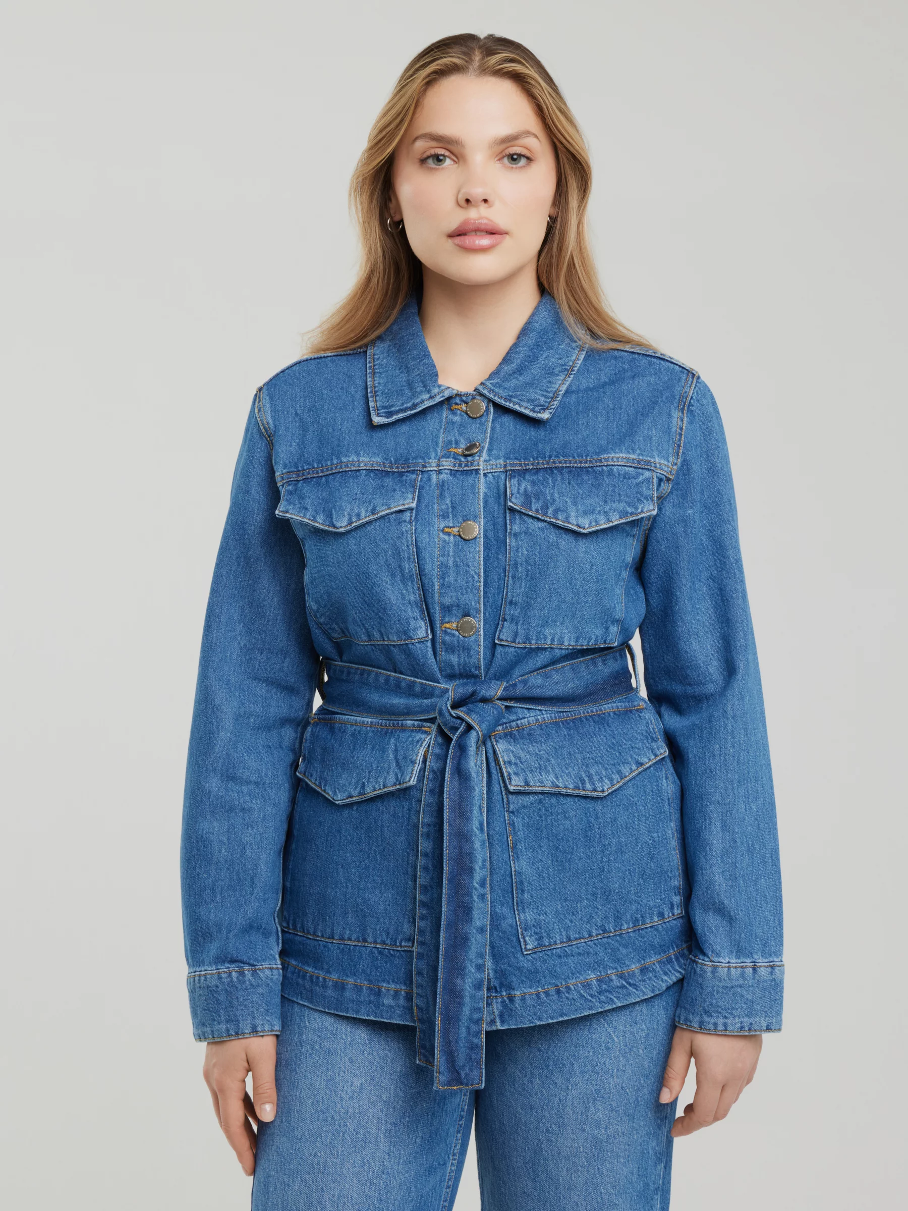 Kurtka damska jeansowa z wiązaniem w pasie niebieska Chelsey 379