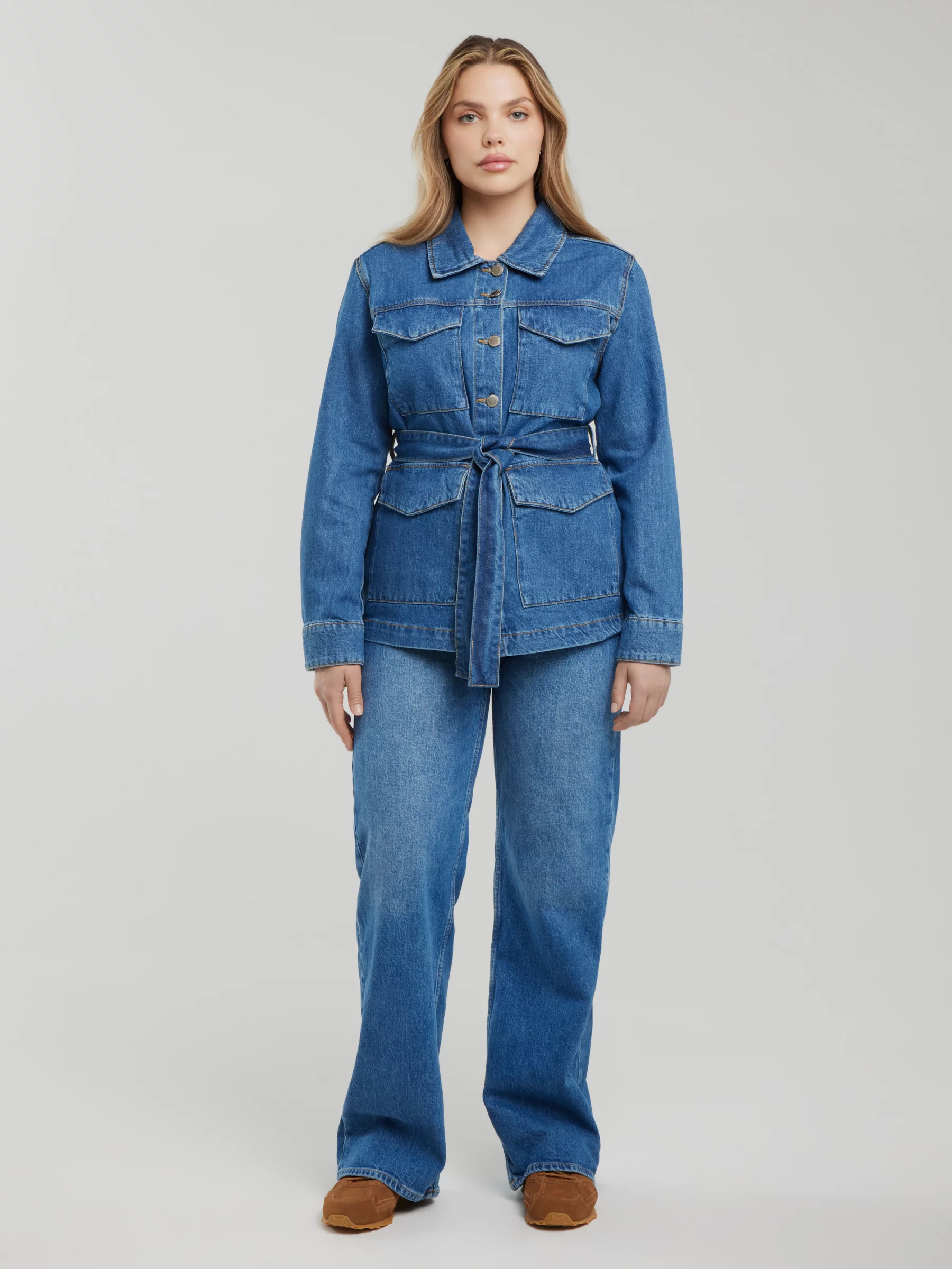Kurtka damska jeansowa z wiązaniem w pasie niebieska Chelsey 379