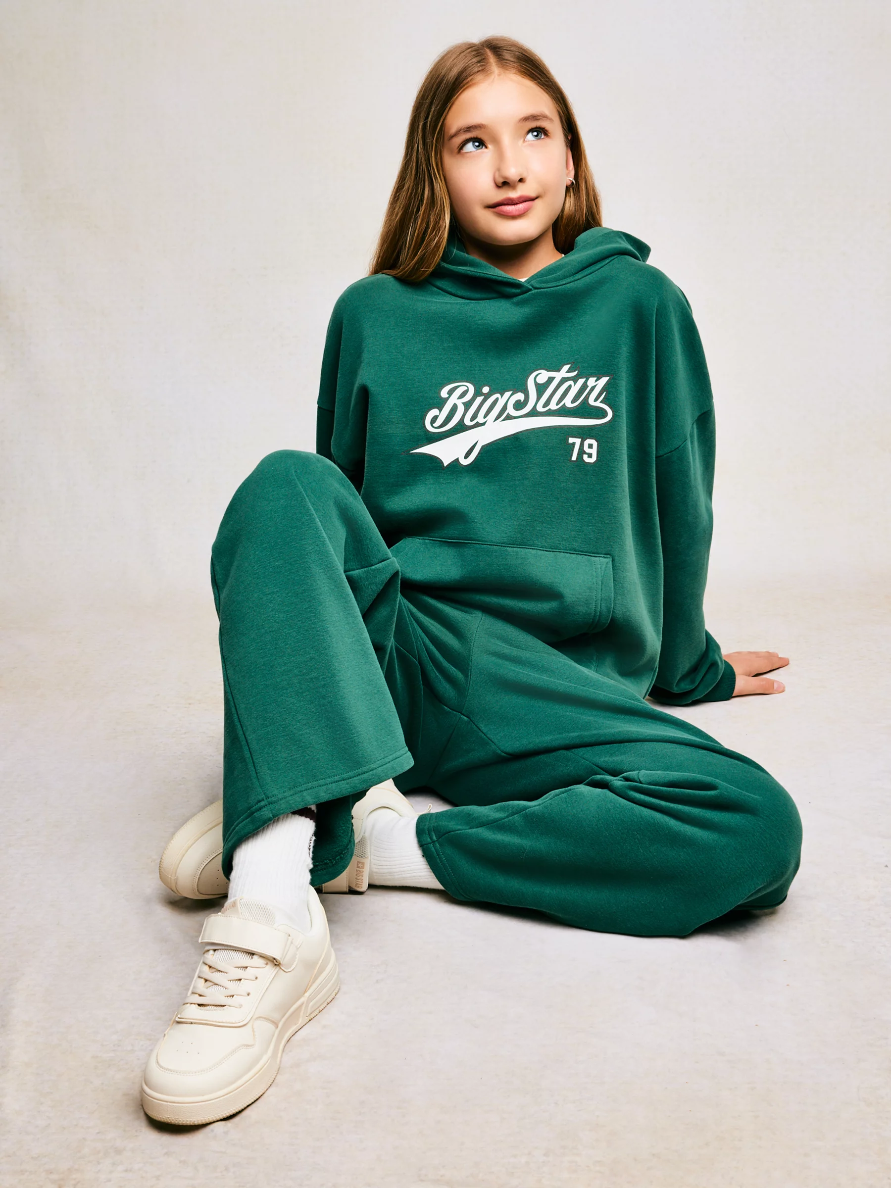 Bluza dziewczęca z kapturem z nadrukiem zielona Rubilia 304