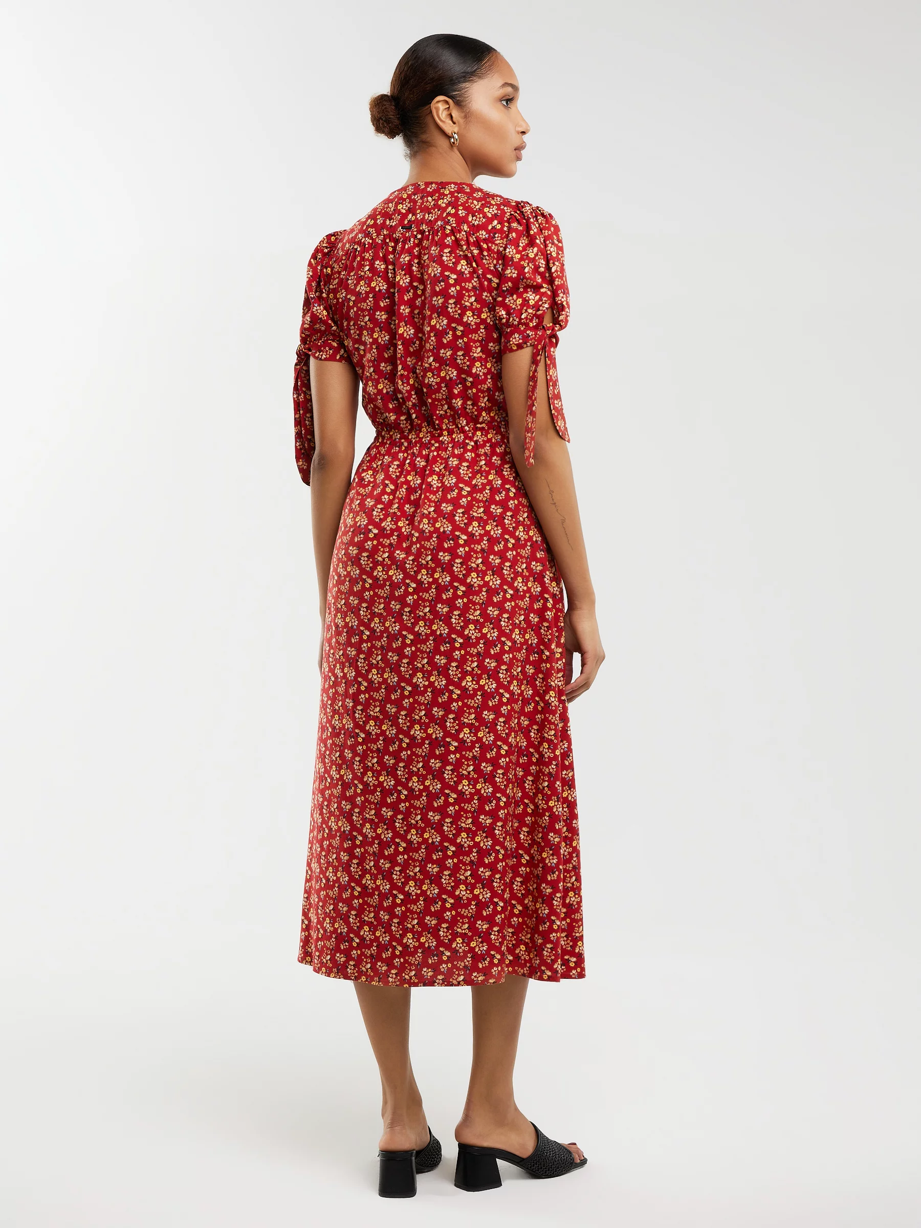 Sukienka damska midi z wiskozy z motywem kwiatowym czerwona Paregi 603