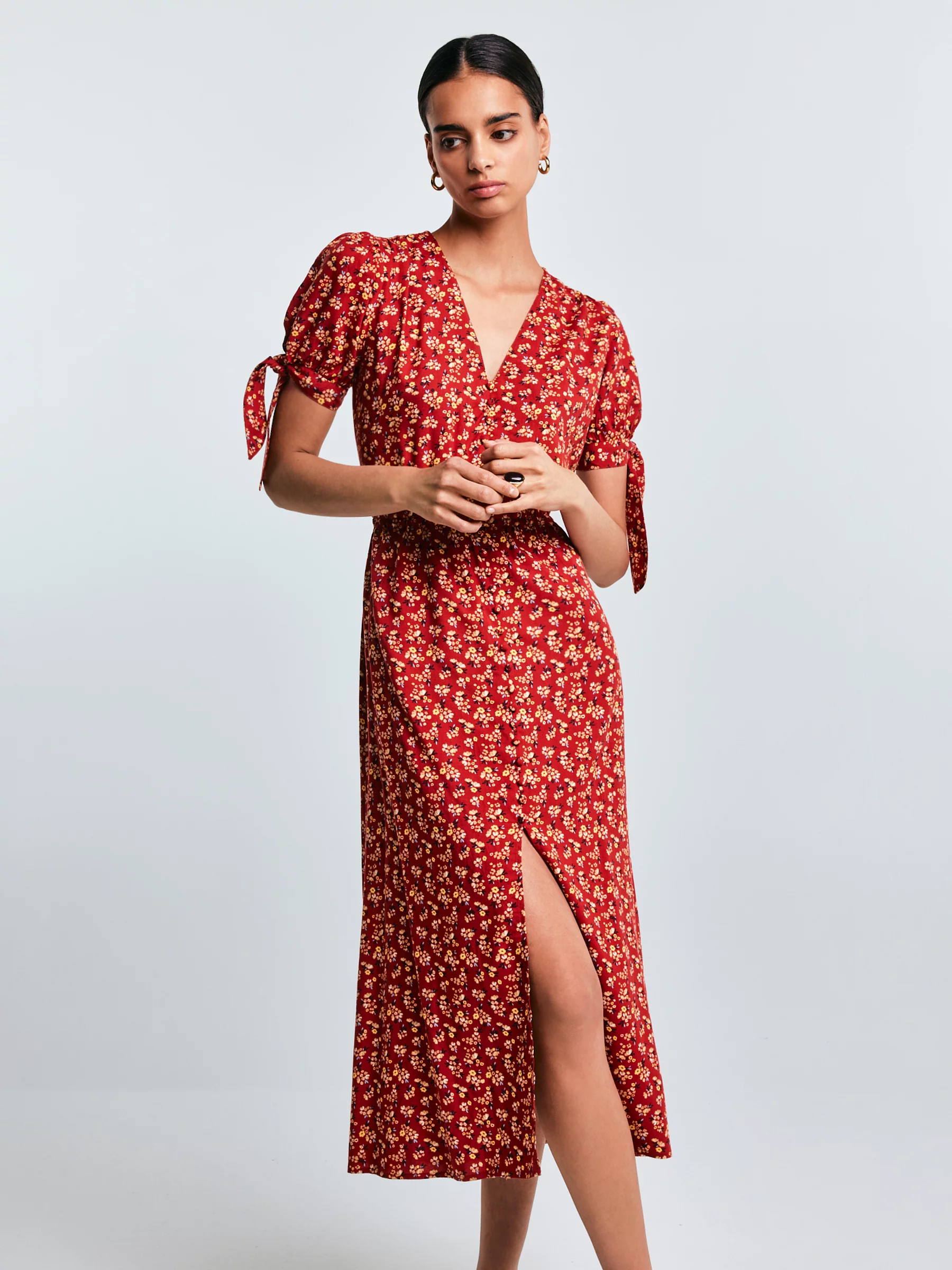 Sukienka damska midi z wiskozy z motywem kwiatowym czerwona Paregi 603