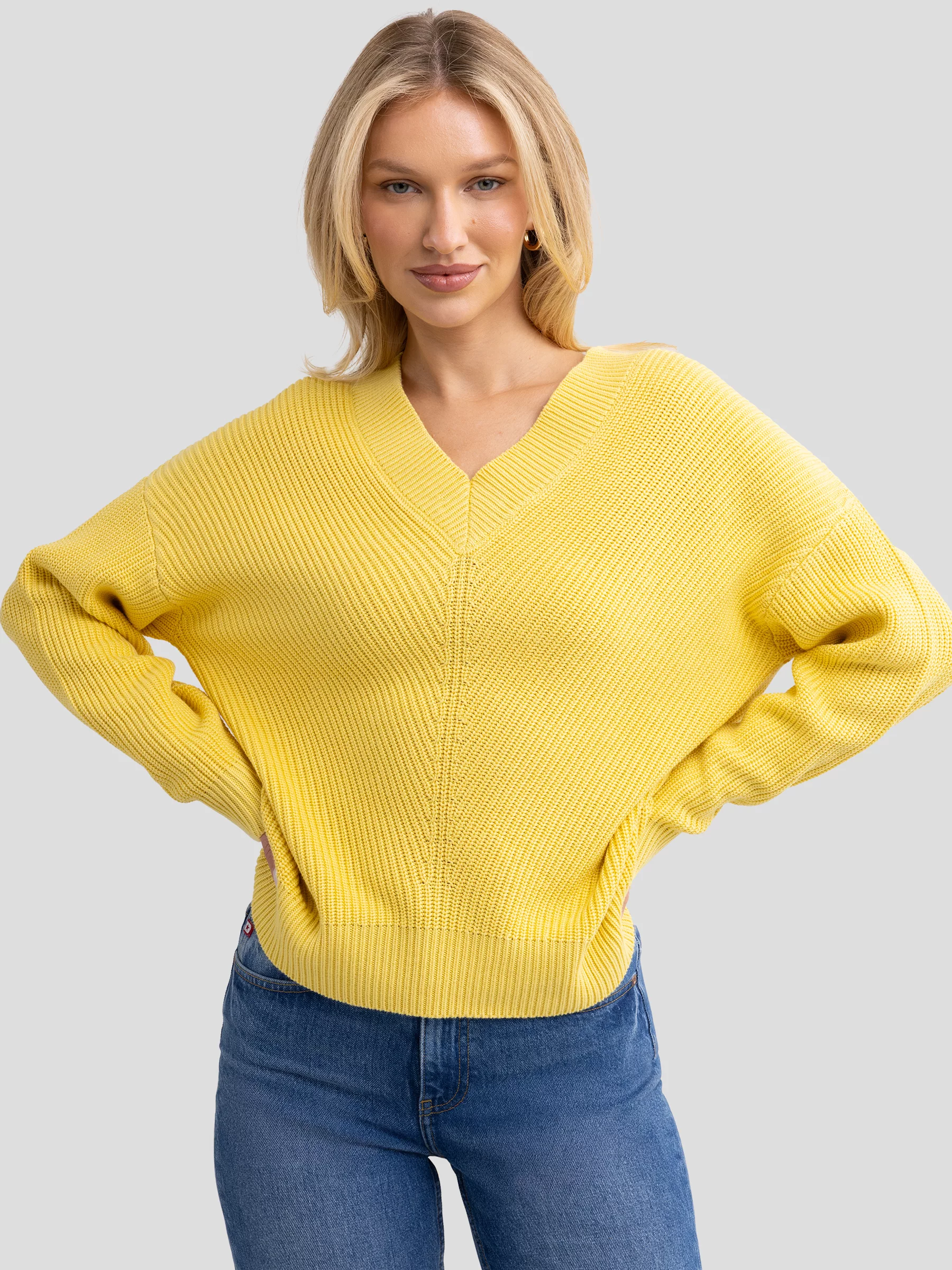 Sweter damski z wiskozy z dekoltem v-neck żółty Cyntiana 200